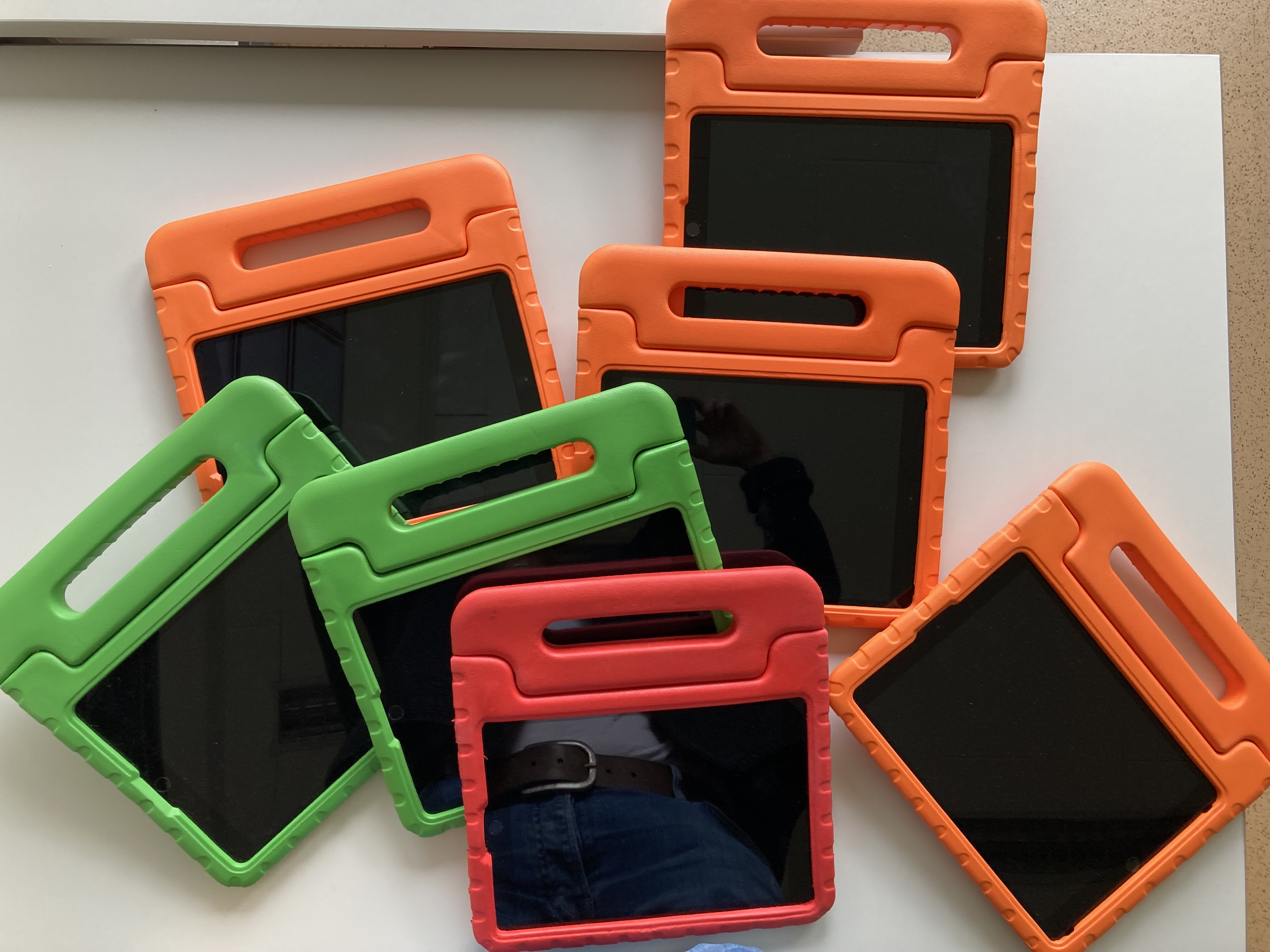 Mittels iPads und darauf installierten Lernapps erlernen die Schulkinder den sicheren Umgang mit mobilen Endgeräten. von privat