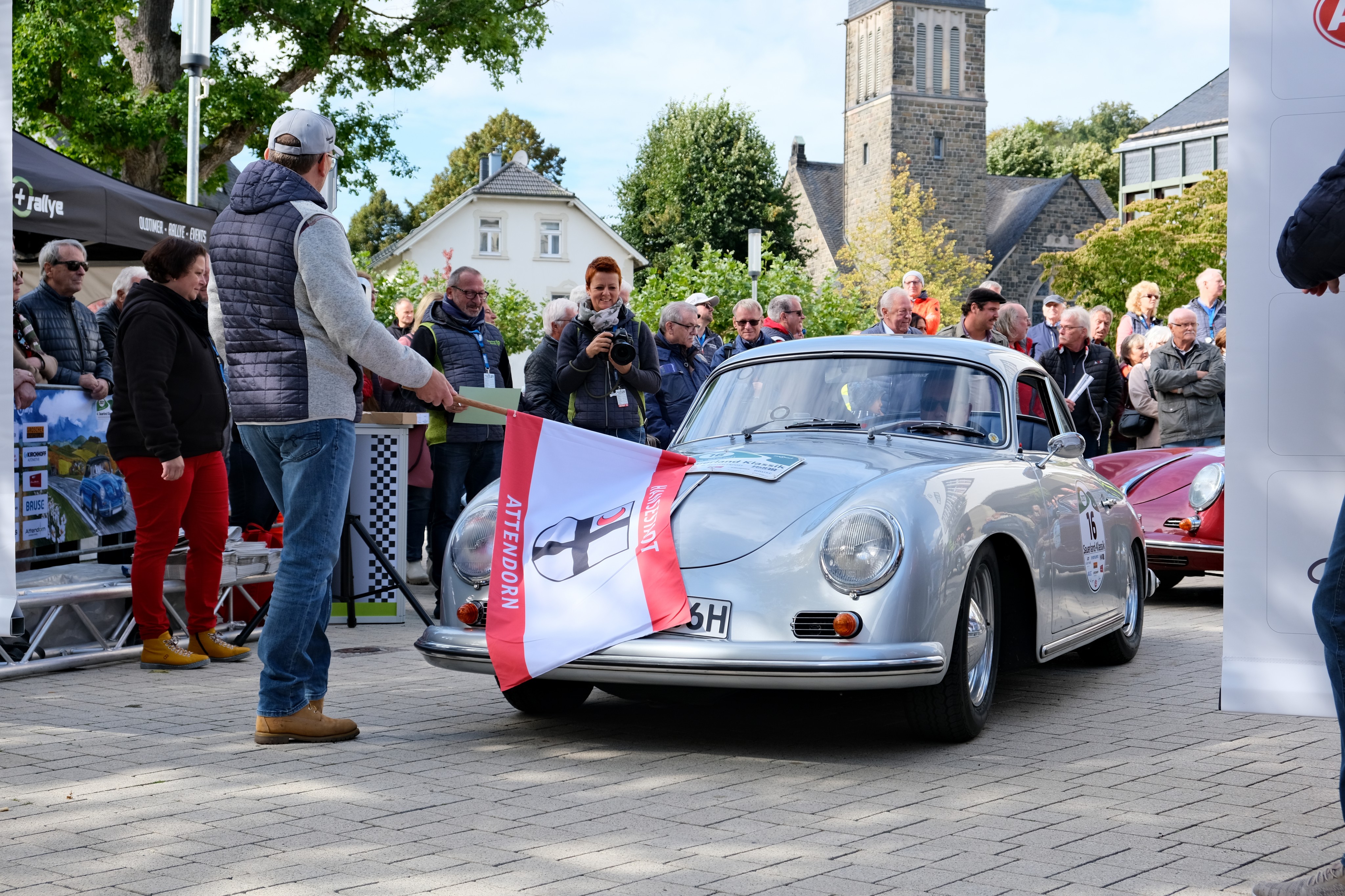 Der Startschuss für die Rallye fiel traditionell in Attendorn. von Adam Fox
