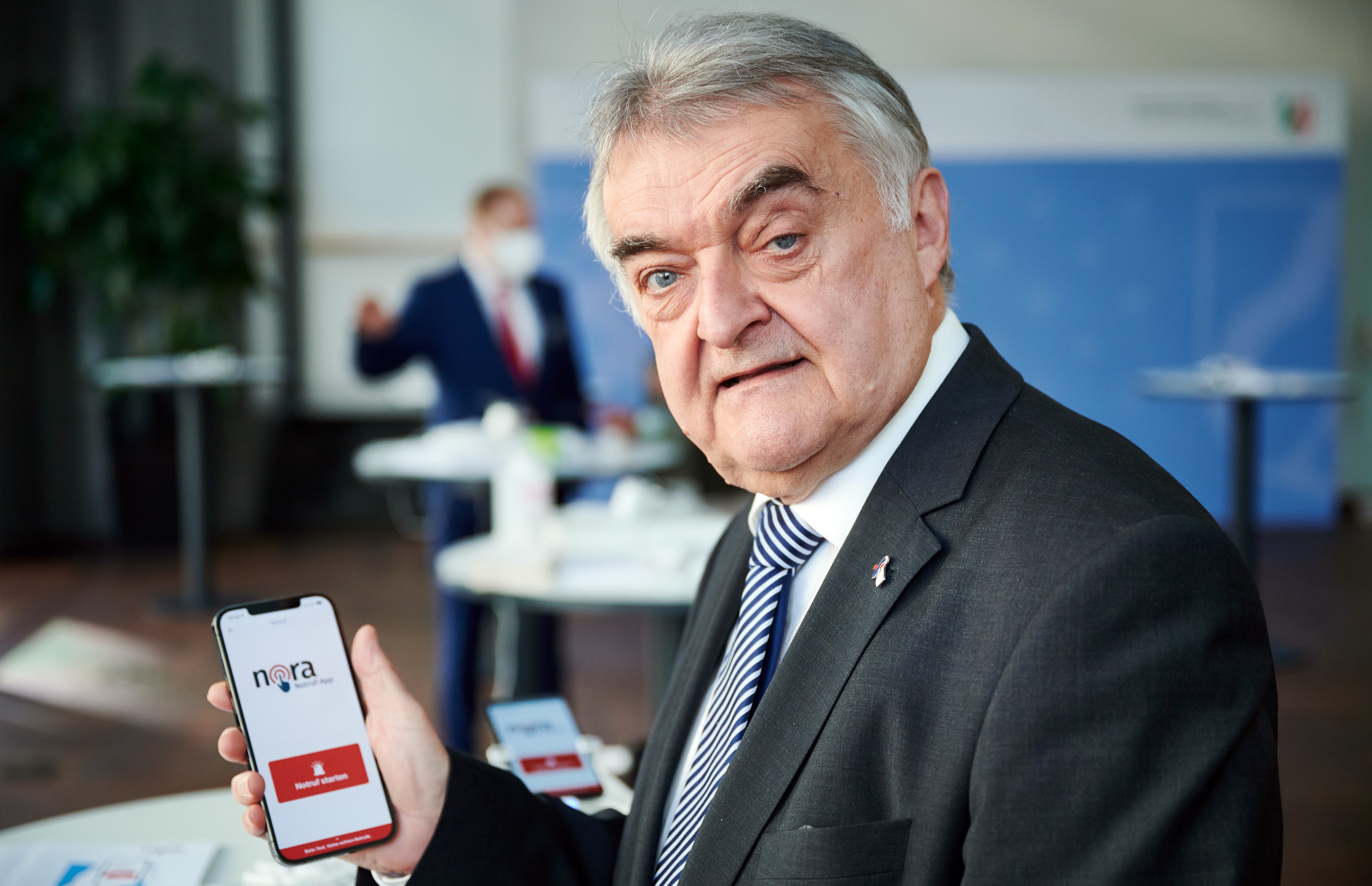 NRW-Innenminister Herbert Reul ist mit der App, bei der seine Behörde federführend mitgewirkt hat, zufrieden. von IM NRW/Bernd Thissen