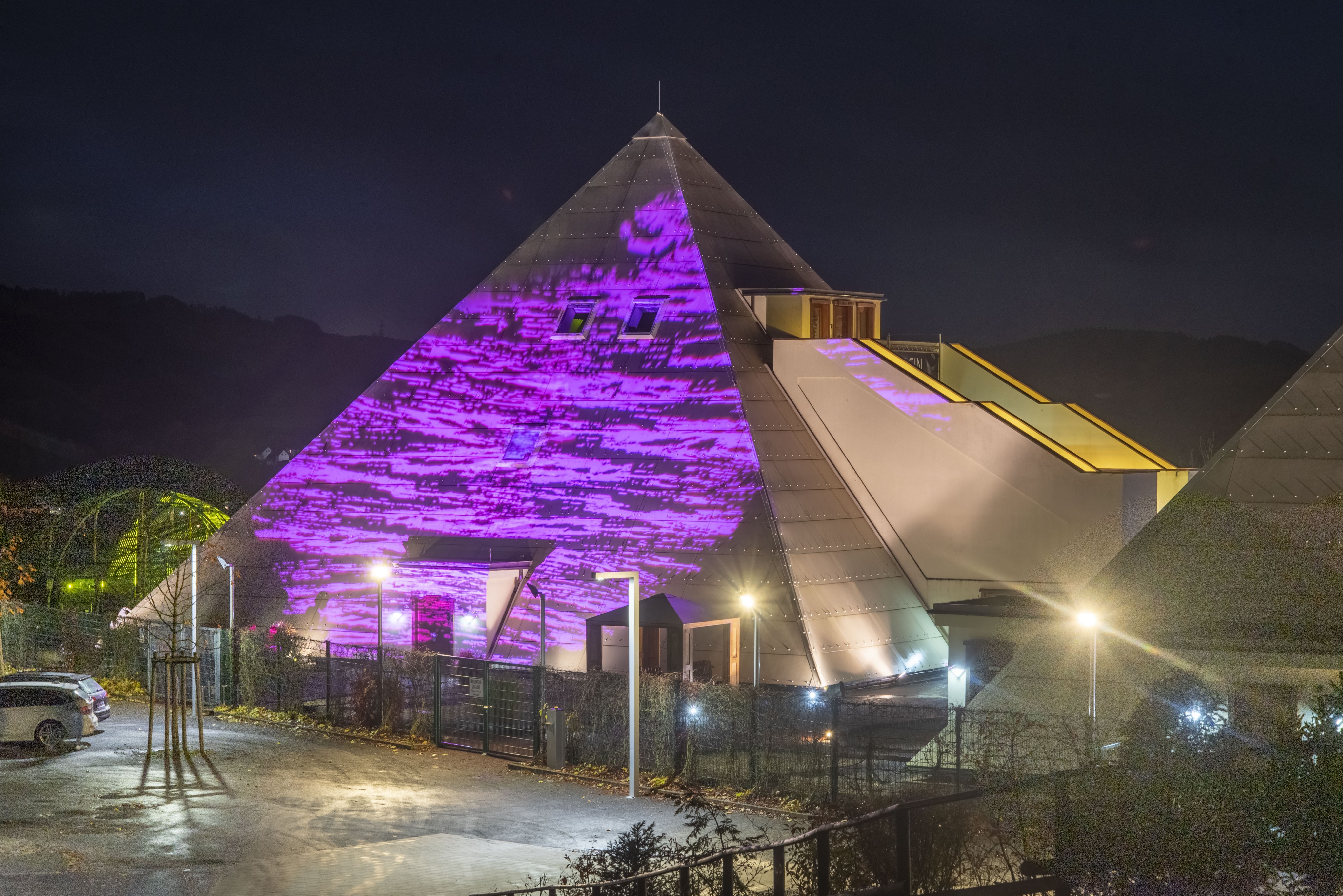 Eine im Rahmen von Lennestadt leuchtet illuminierte Pyramide. von Nils Dinkel