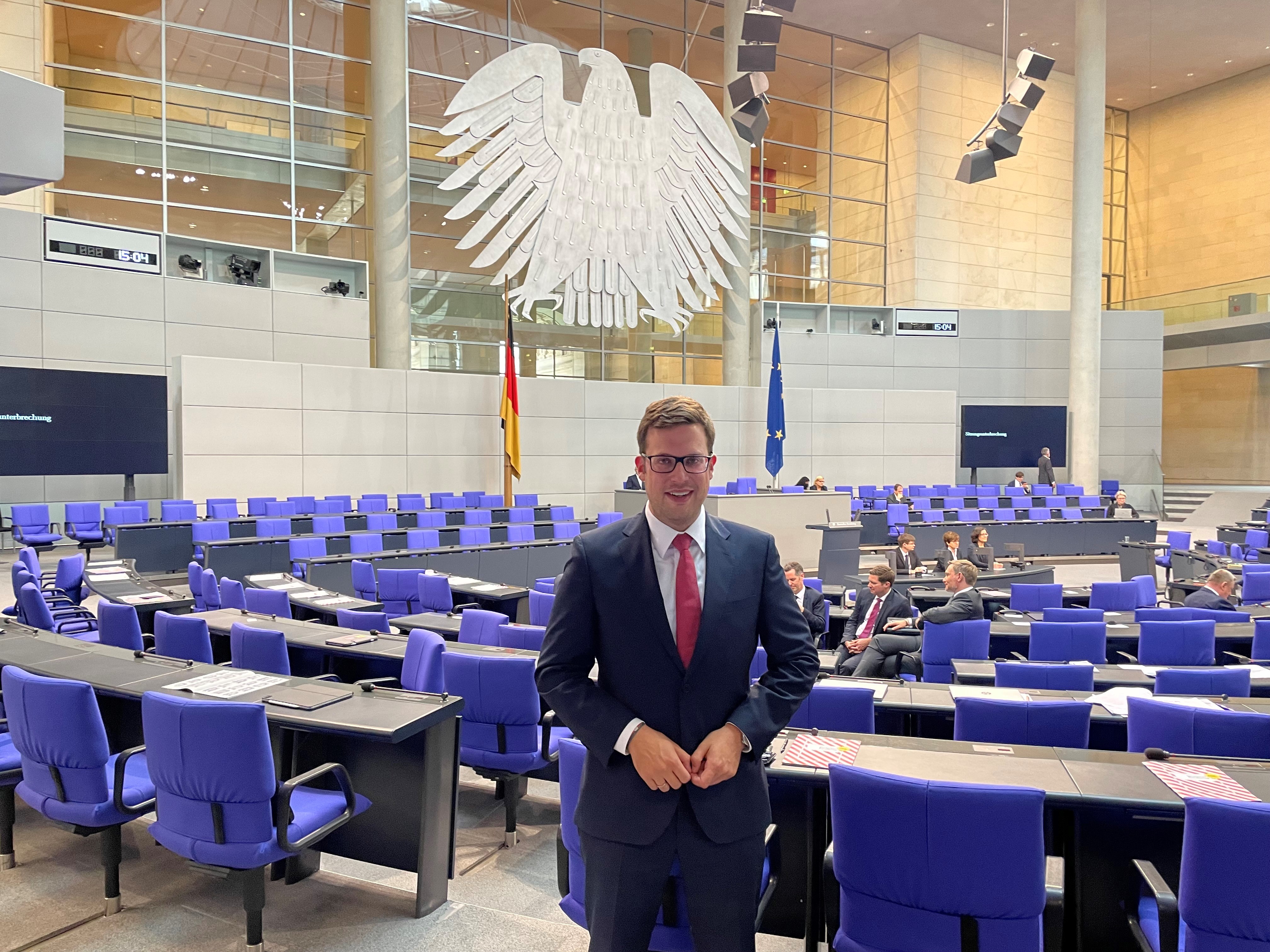 Florian Müller nahm am 26. Oktober 2021 an der konstituierenden Sitzung des Bundestags teil. von Büro Florian Müller