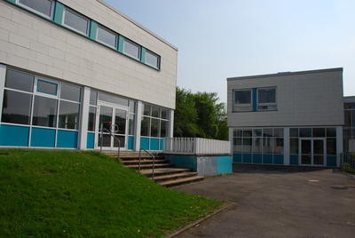 Ausgenommen vom Sperrvermerk ist das geplante neue Hallenbad. Auf dem Foto ist das Schwimmbad an der Westerberg-Grundschule zu sehen. von Gemeinde Wenden