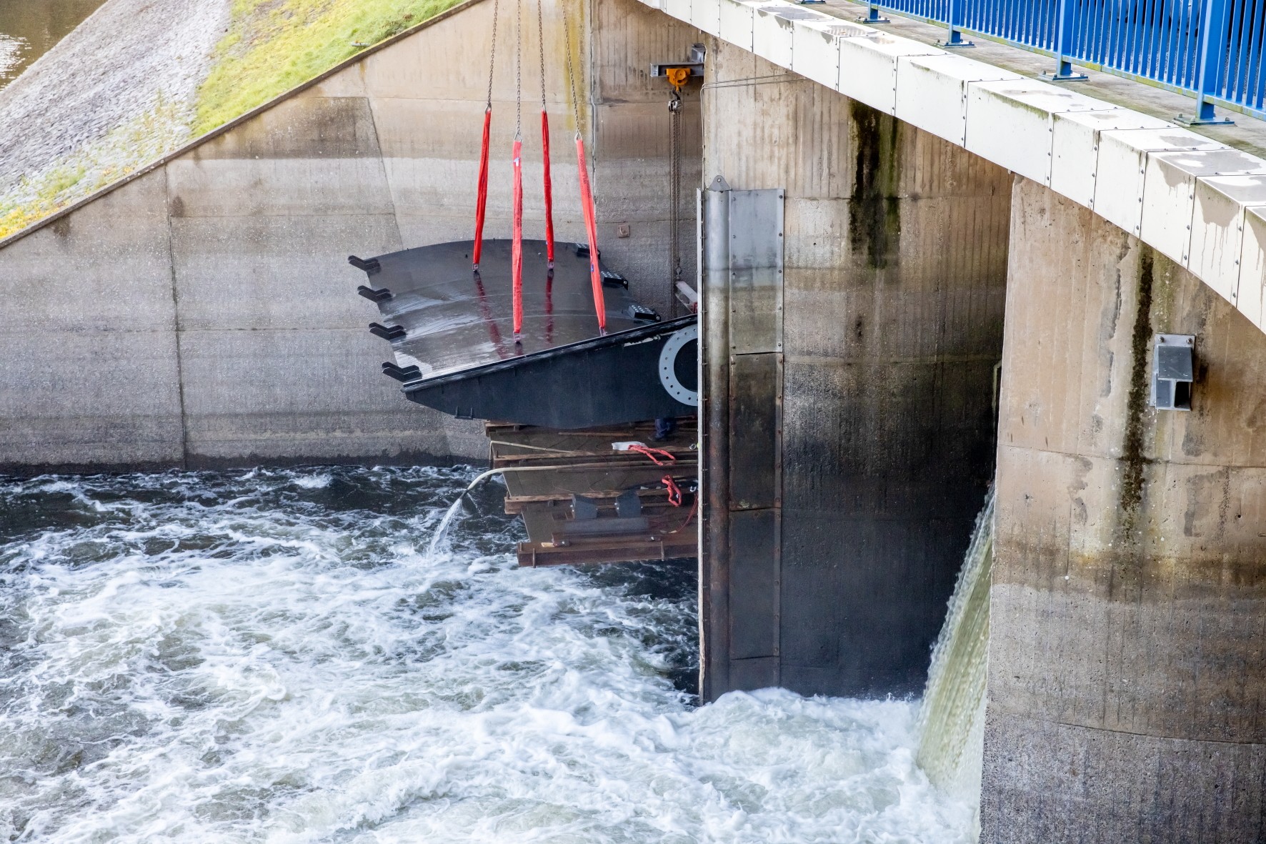 Beim Einbau der neuen Fischbauchklappe im (in Fließrichtung gesehen) rechten Wehrfeld war Maßarbeit gefragt. Die linke Wehrklappe wurde bereits 2019 instandgesetzt. von privat