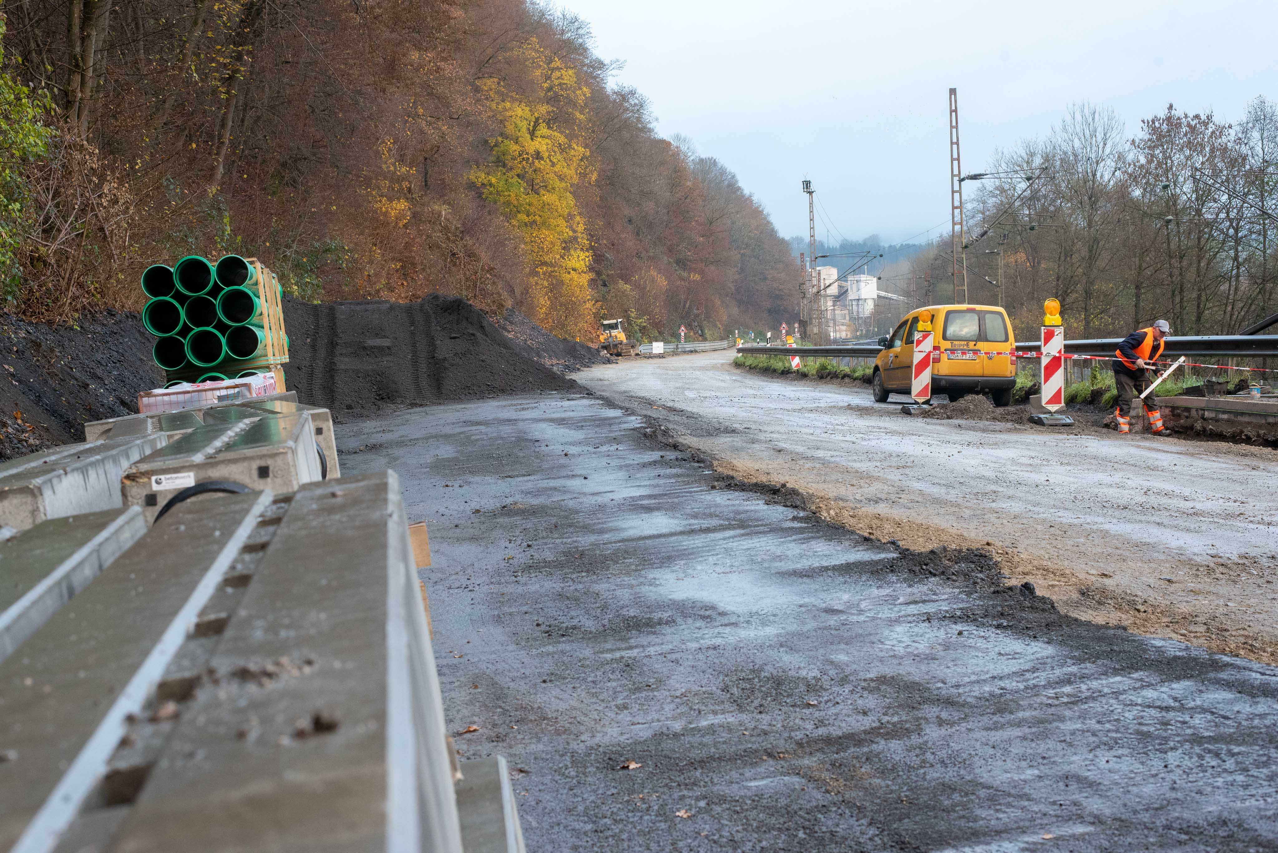 Zu den Baustellen reiht sich jene an der B 236 im zwischen Maumke und Grevenbrück ein, die unter Vollsperrung ausgeführt wird. von Nils Dinkel