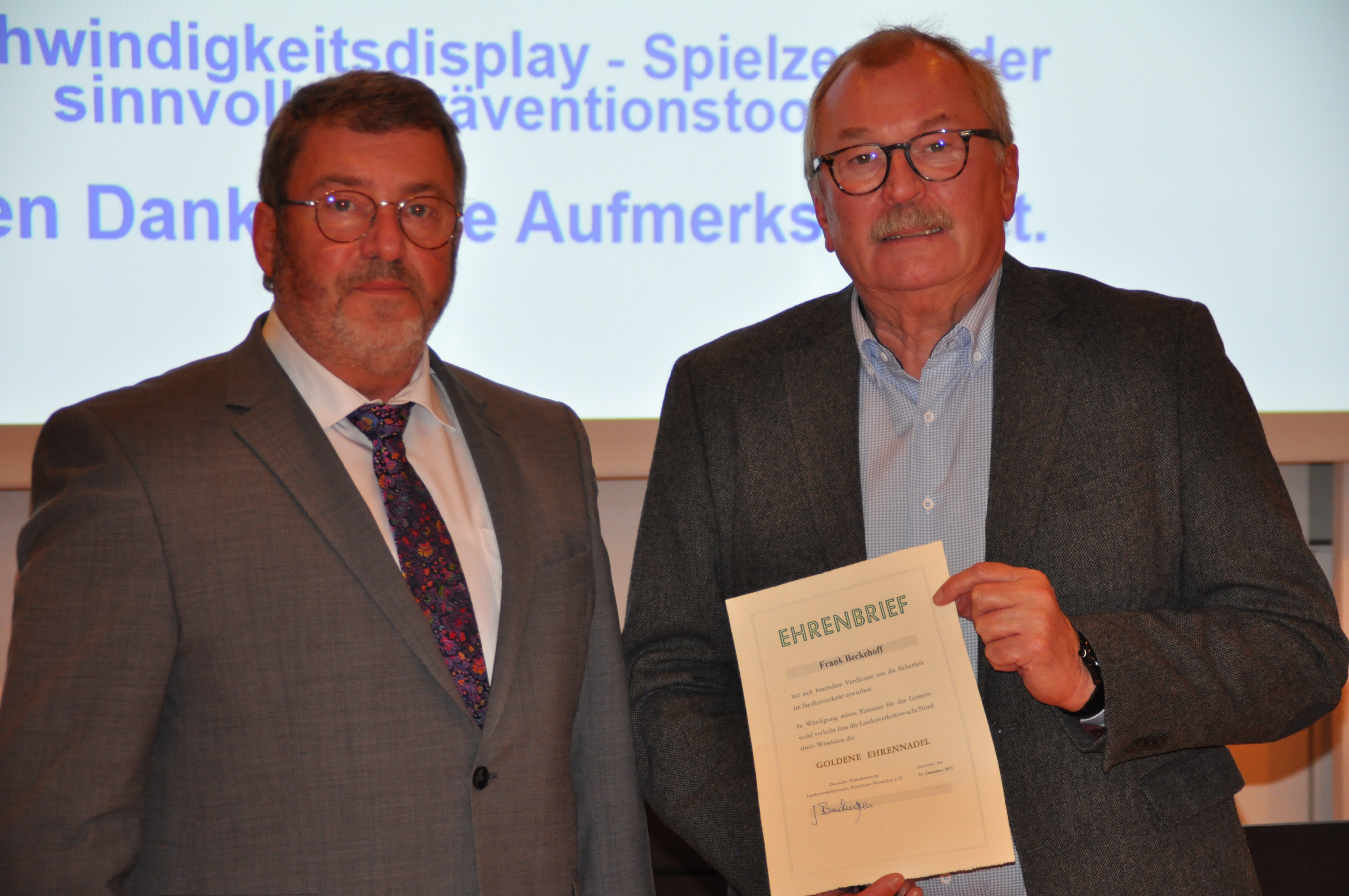 Das Präsidiumsmitglied der Landesverkehrswacht NRW, Stephan Stracke, überreicht Frank Beckehoff (rechts) die von der Deutschen Verkehrswacht verliehene Ehrennadel in Gold. von privat
