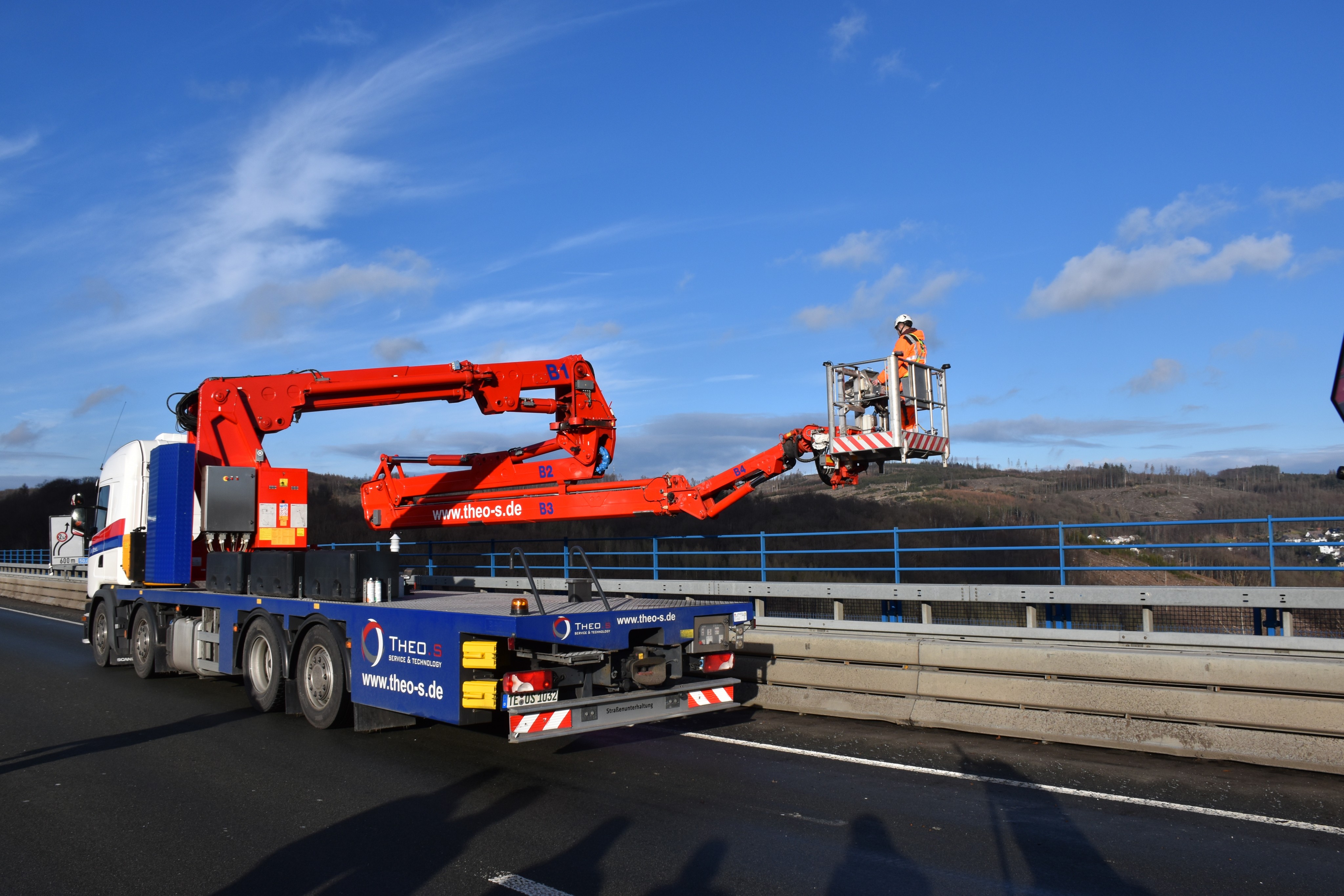 Die Arbeiten an der Talbrücke Rahmede laufen auf Hochtouren. von Autobahn Westfalen