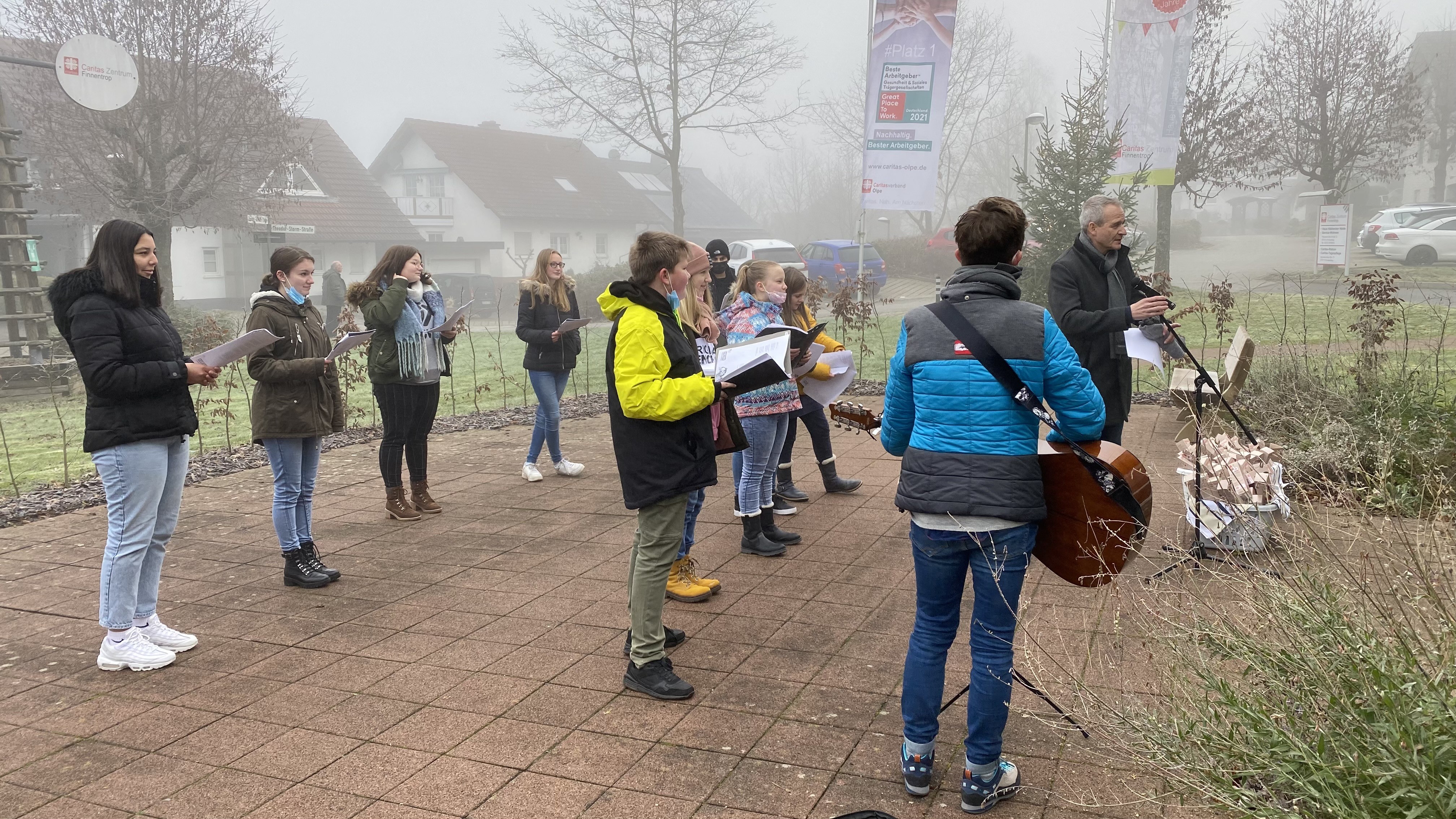 Einige Schüler stellen sich vor dem haus Habbecker Heide auf und singen. von privat