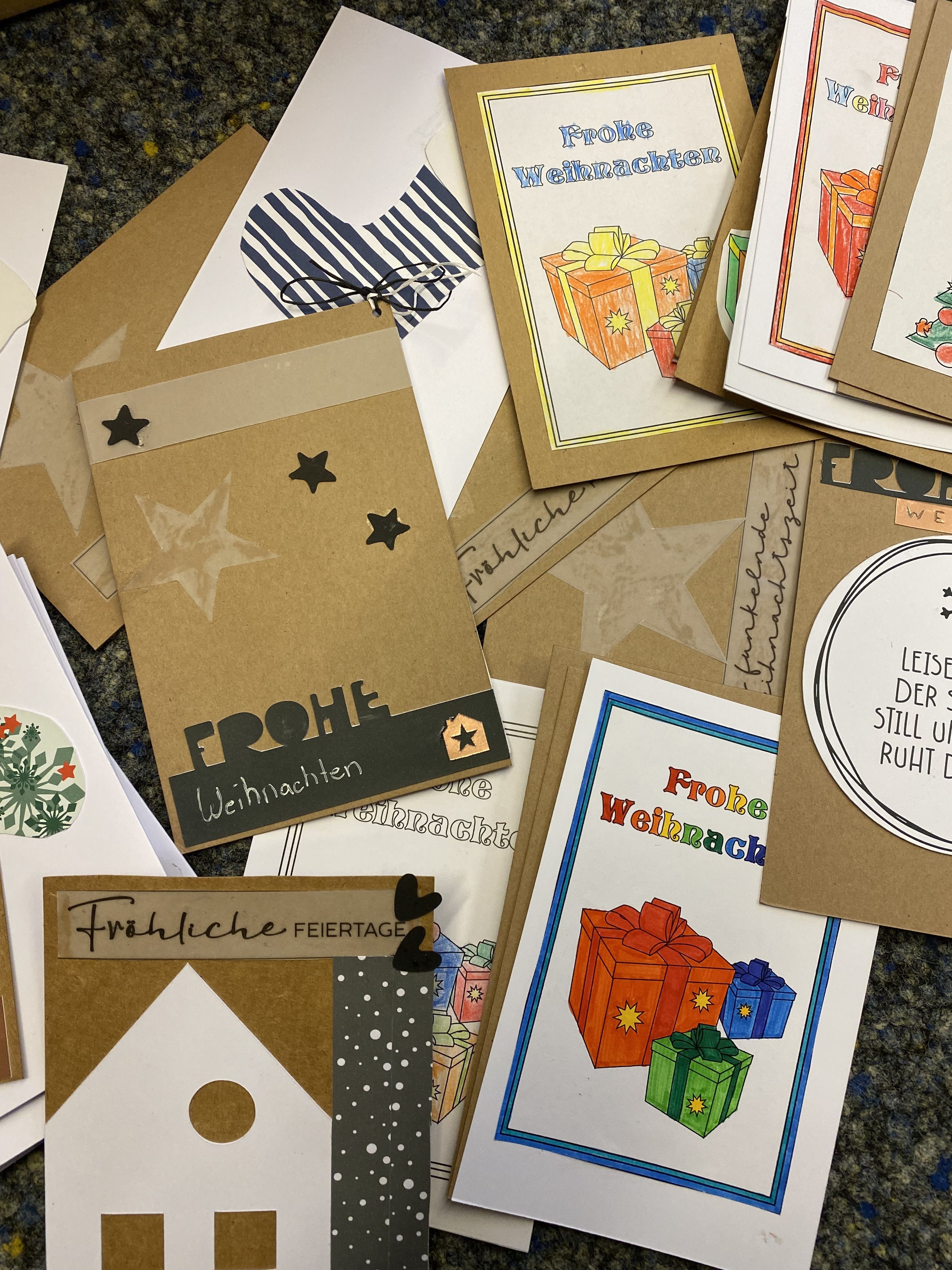 Selbstgestaltete Weihnachtskarten wurden mit persönlichen Grüßen versehen. von privat
