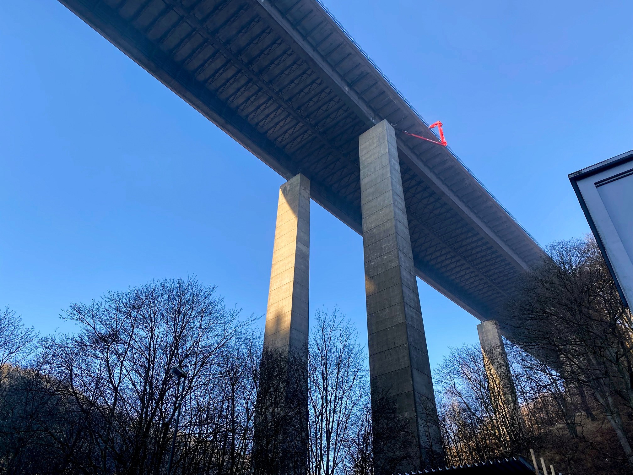 Der Zustand der Brücke ist kritisch. Nun soll sie verstärkt werden, sodass sie in einigen Monaten für Pkw wieder befahrbar ist. von Sven Prillwitz/Stadt Lüdenscheid