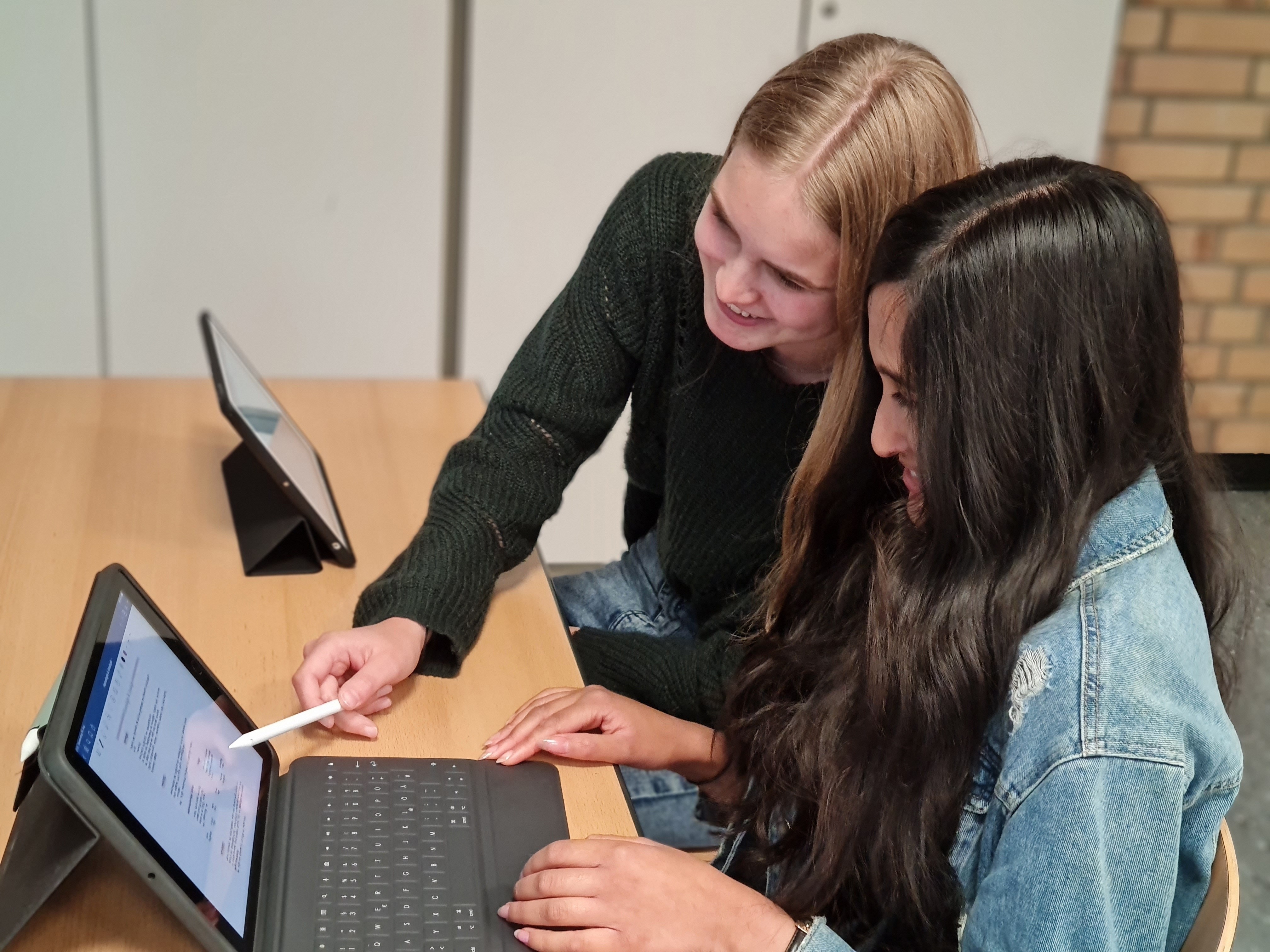 Die Schüler schätzen die neuen Möglichkeiten der iPads am Gymnasium Maria Königin. von privat