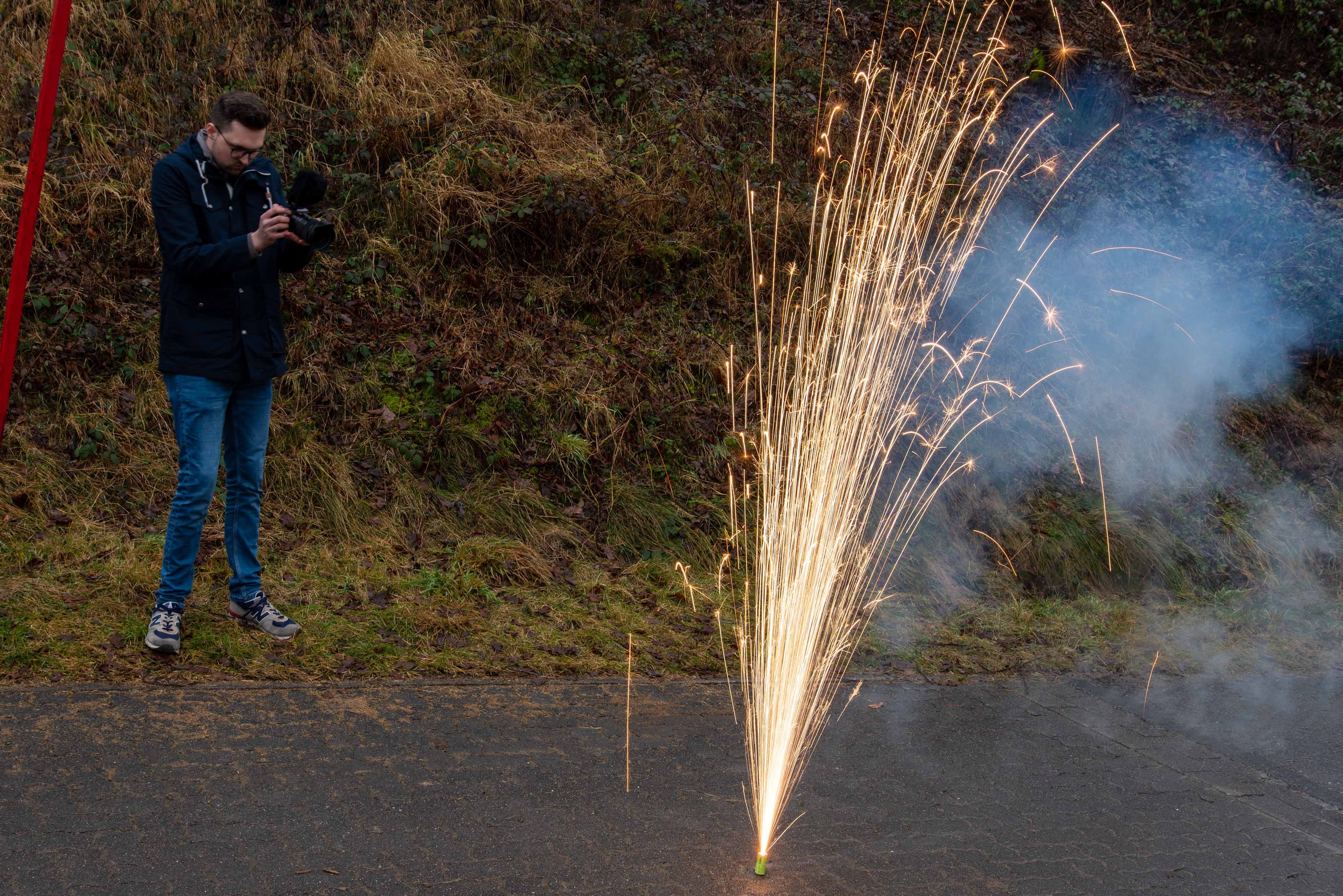 Die Feuerwerkseffekte hält Nikolas Höniger mit seiner Kamera fest. von Nils Dinkel