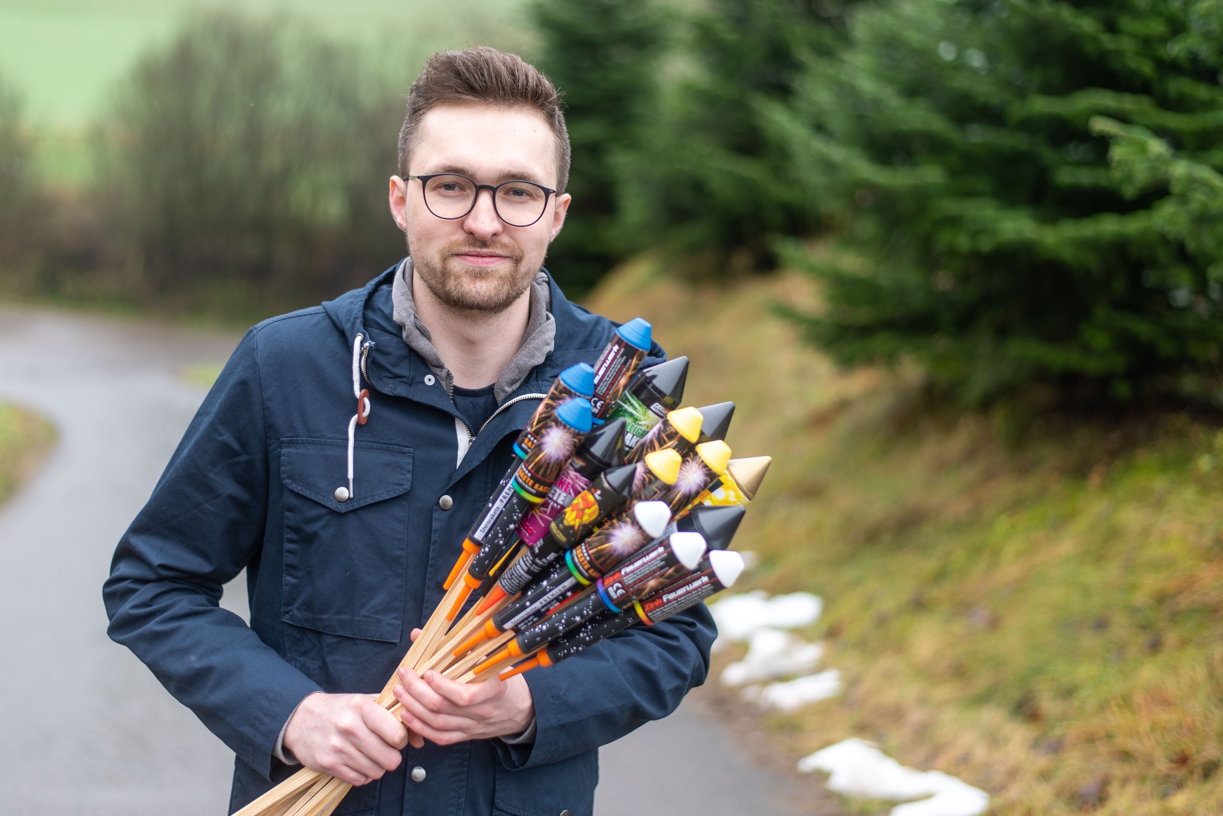 Noch kann der Oberelsper auf Restbestände zurückgreifen. Teilweise erhält Nikolas Höniger aber auch Raketen zu Testzwecken. von Nils Dinkel