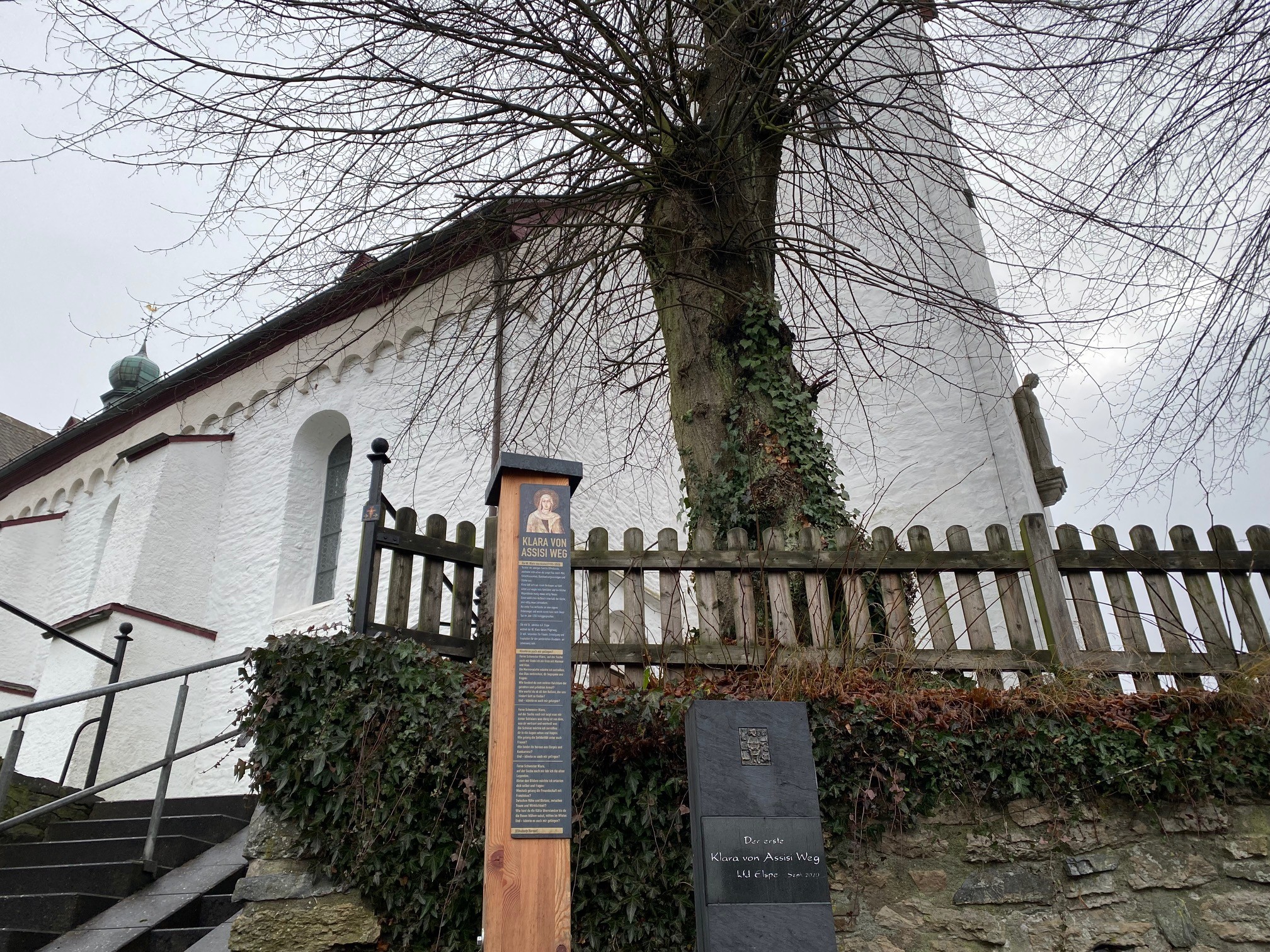 Die Anfangs-Stele auf der Gellestadt, unterhalb der Pfarrkirche, wurde noch um einen Stein (rechts) erweitert: Diesen schmückt unter anderem ein Bild des Stadtpatrons Thomas Morus, ein Geschenk der Stadt Lennestadt. von Kerstin Sauer