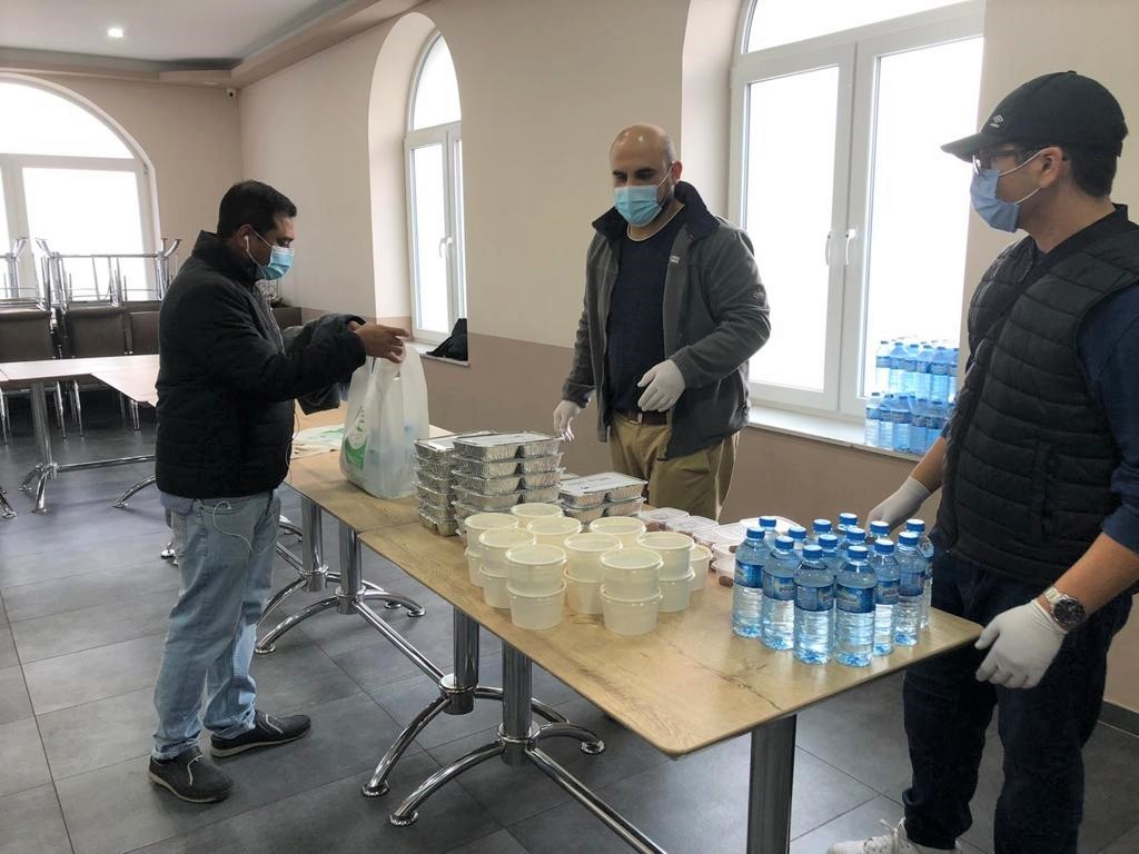 Beim Moscheeverein Finnentrop werden die Tüten für „Iftar to go“ gepackt. von Nicole Voss