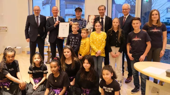 Landrat Theo Melcher (2.v.l.) überreicht Michael Hunold den Antirassismus-Preis des Kreises Olpe. Links daneben Bürgermeister Achim Henkel sowie Schauspieler Oliver Dupont und Michael Hecken (Ausschussvorsitzender Sport und Kultur) (r.). von Adam Fox