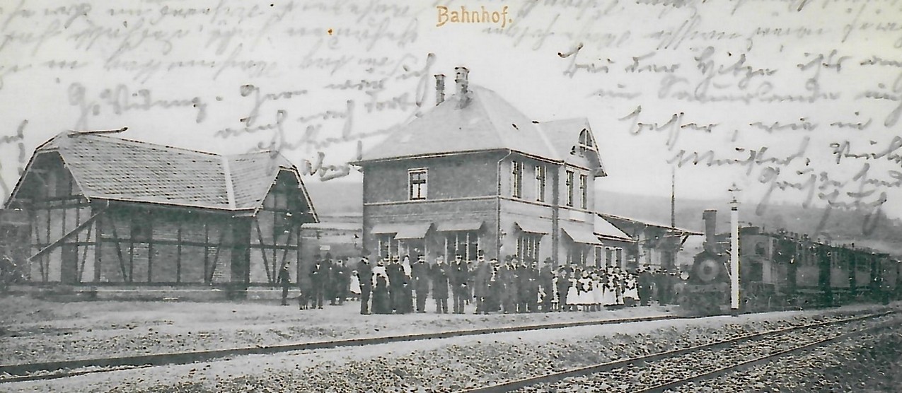 Der Bahnhof in Drolshagen wurde 1986 abgerissen. Das Foto findet sich auf der Vorderseite des Heftcovers. von privat