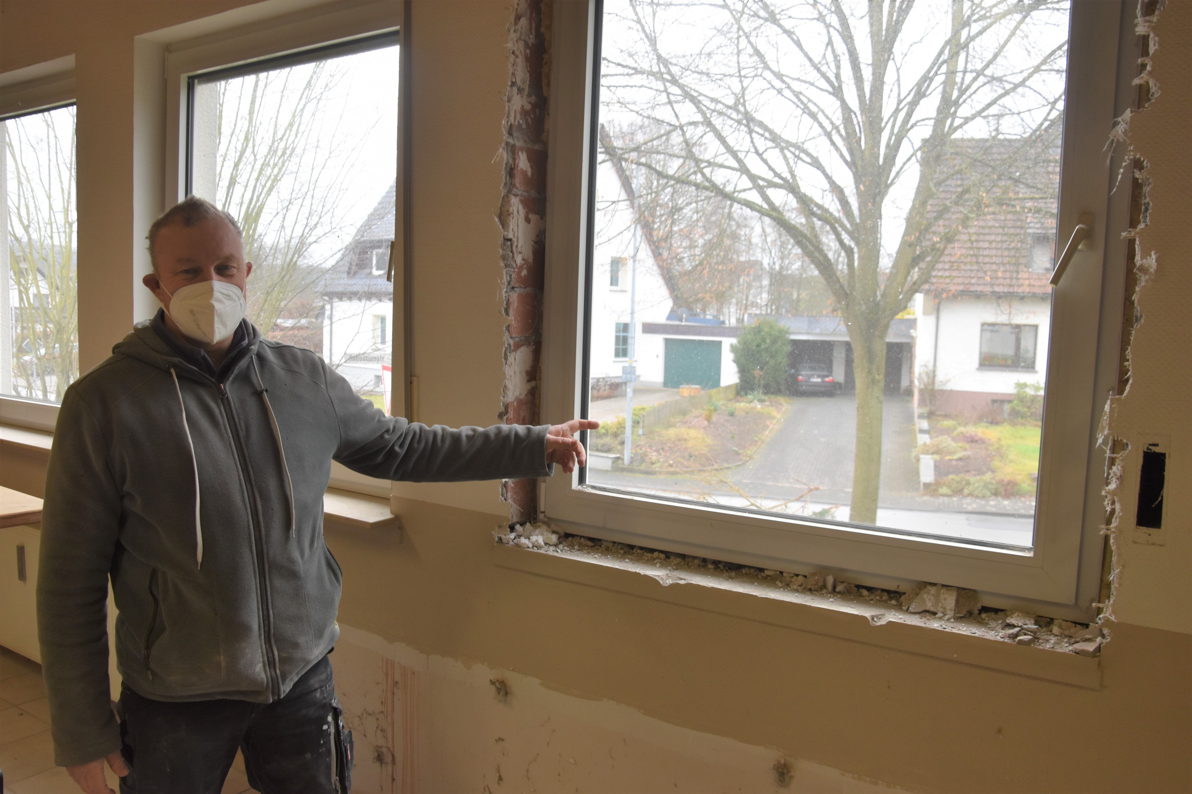 Klaus Gabriel, Vorsitzender des Dorfvereins zeigt auf das Fenster, wo die Tür zur Terrasse entstehen soll. von Nicole Voss