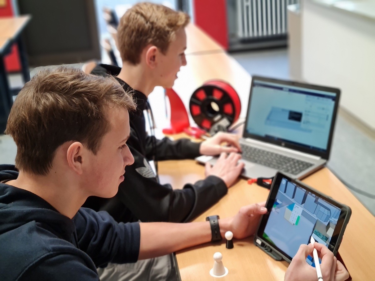 Fynn Heimes und Max Schulte Sprenger modellieren 3D-Objekte am iPad und PC. von Gymnasium Maria Königin