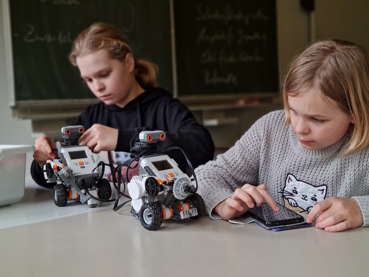 Konstruktion von Robotern in der Roboter AG. von Gymnasium Maria Königin