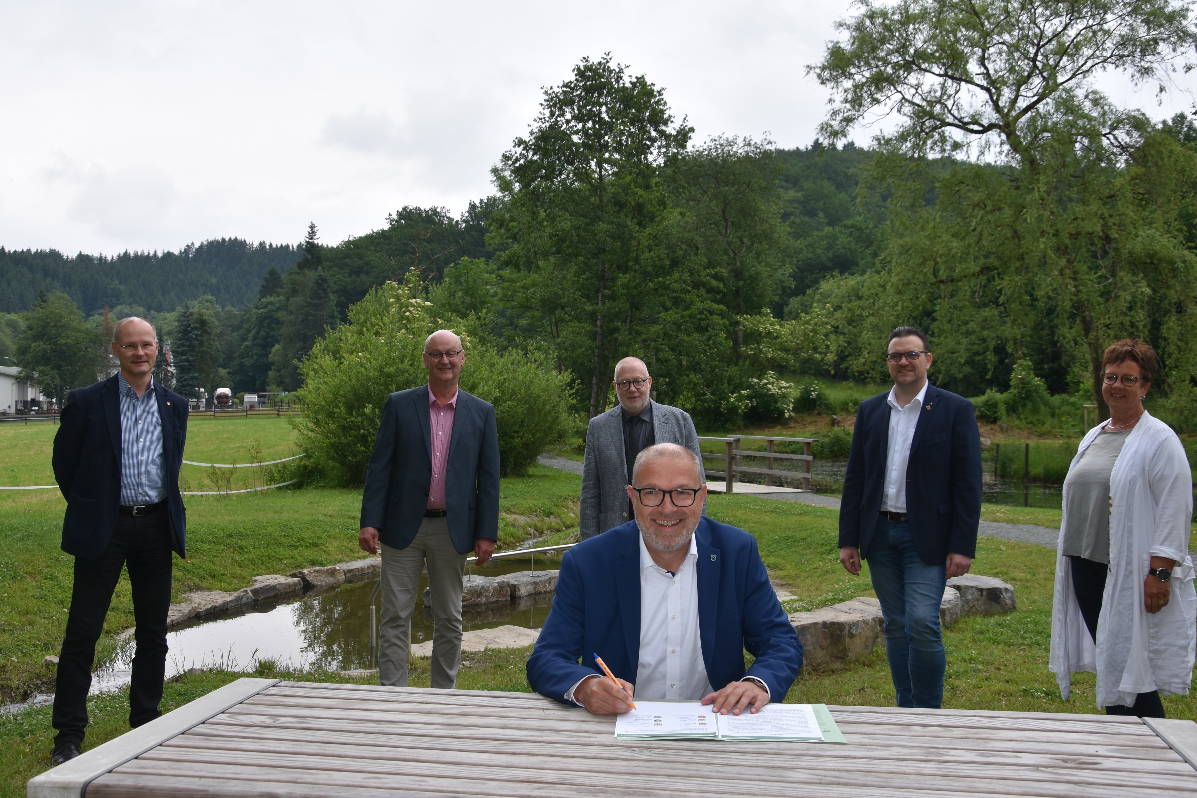 Auch Finnentrops Bürgermeister Achim Henkel unterzeichnete die Absichtserklärung. von Nicole Voss