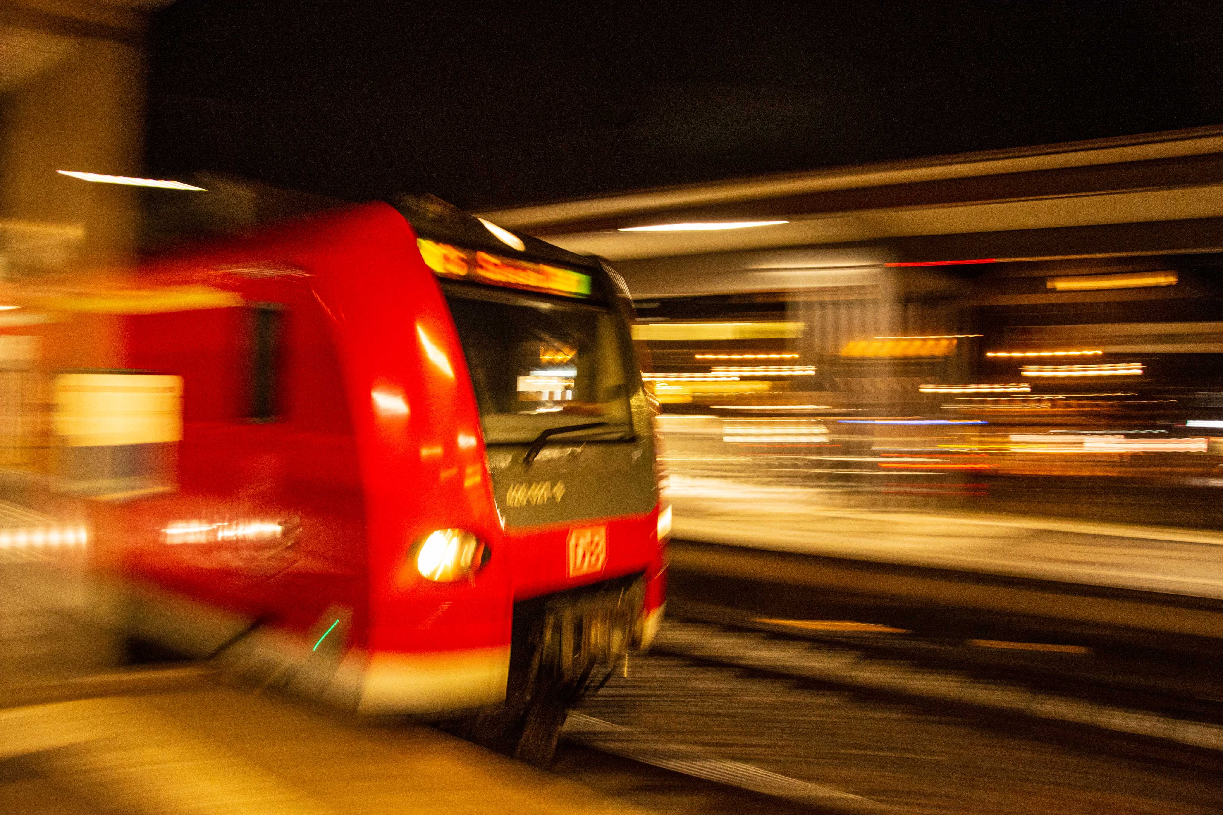 Symbolfoto: Der RE16 von DB Regio stellt ab 14 Uhr den Betrieb ein. von Nils Dinkel