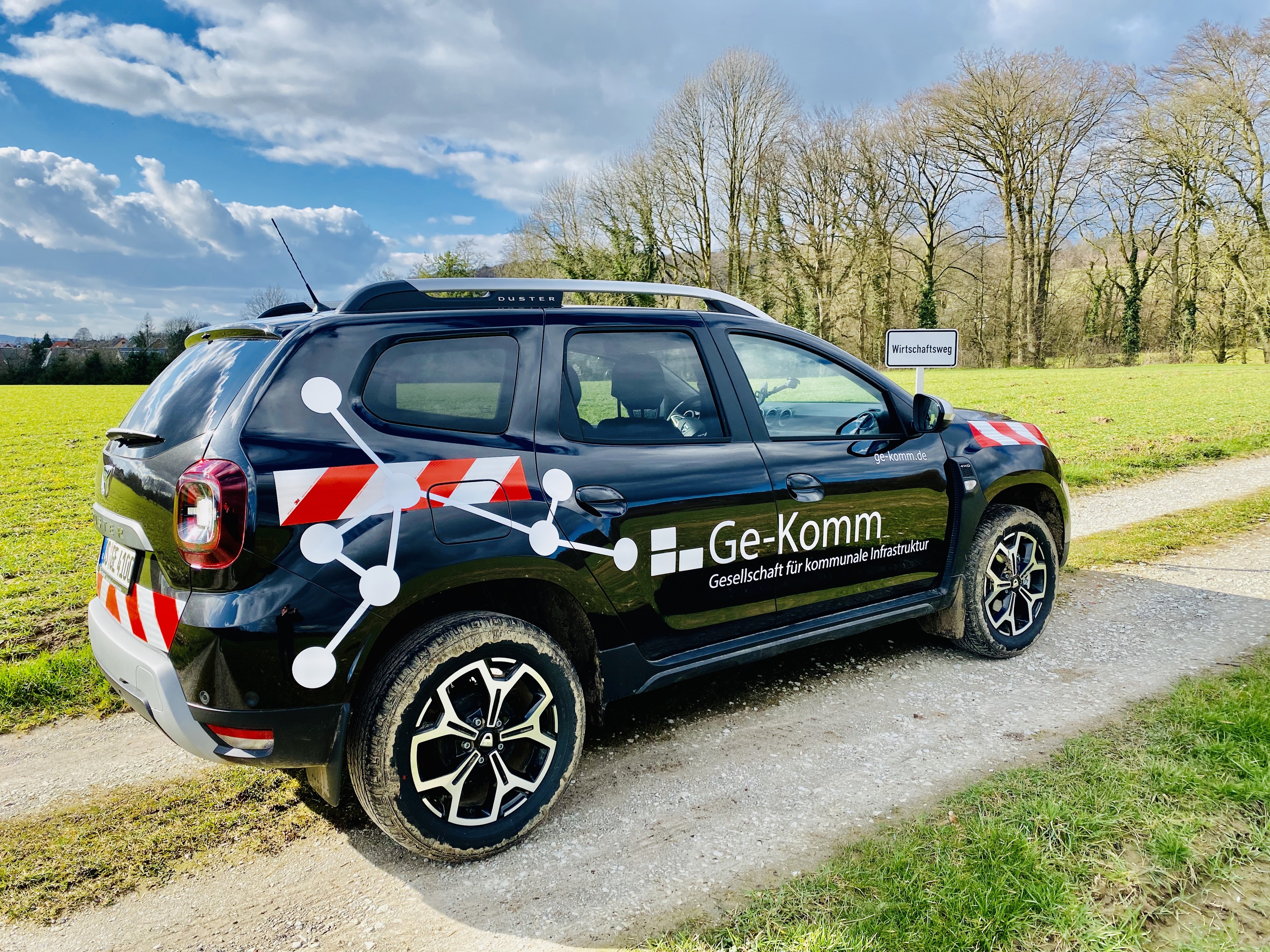 Mit Geländewagen sind die Mitarbeiter unterwegs, um den Zustand der Wirtschaftswege im Stadtgebiet Attendorn zu erfassen. von Ge-Komm GmbH