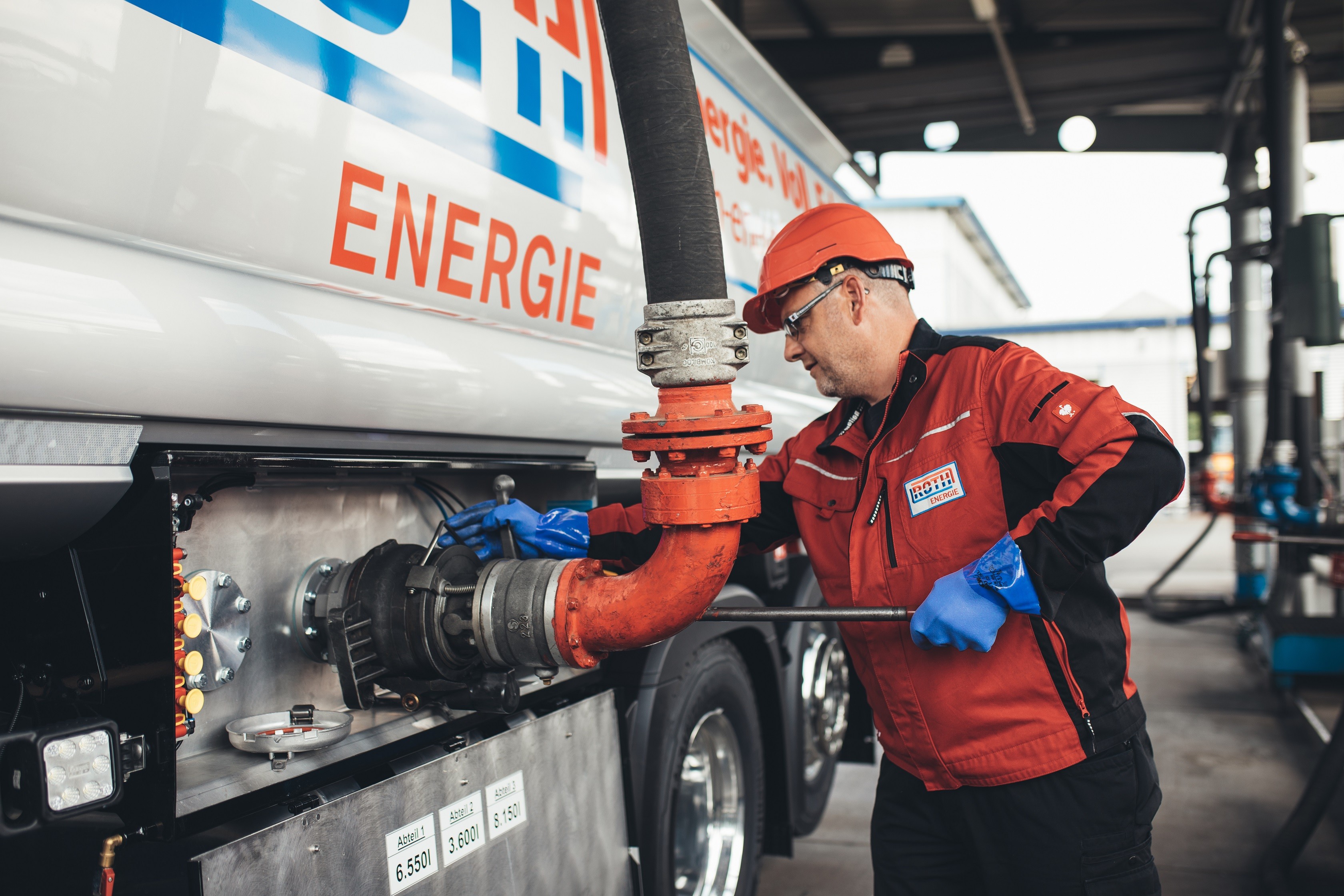 Tankwagenfahrer der Firma Roth Energie. von Roth Energie