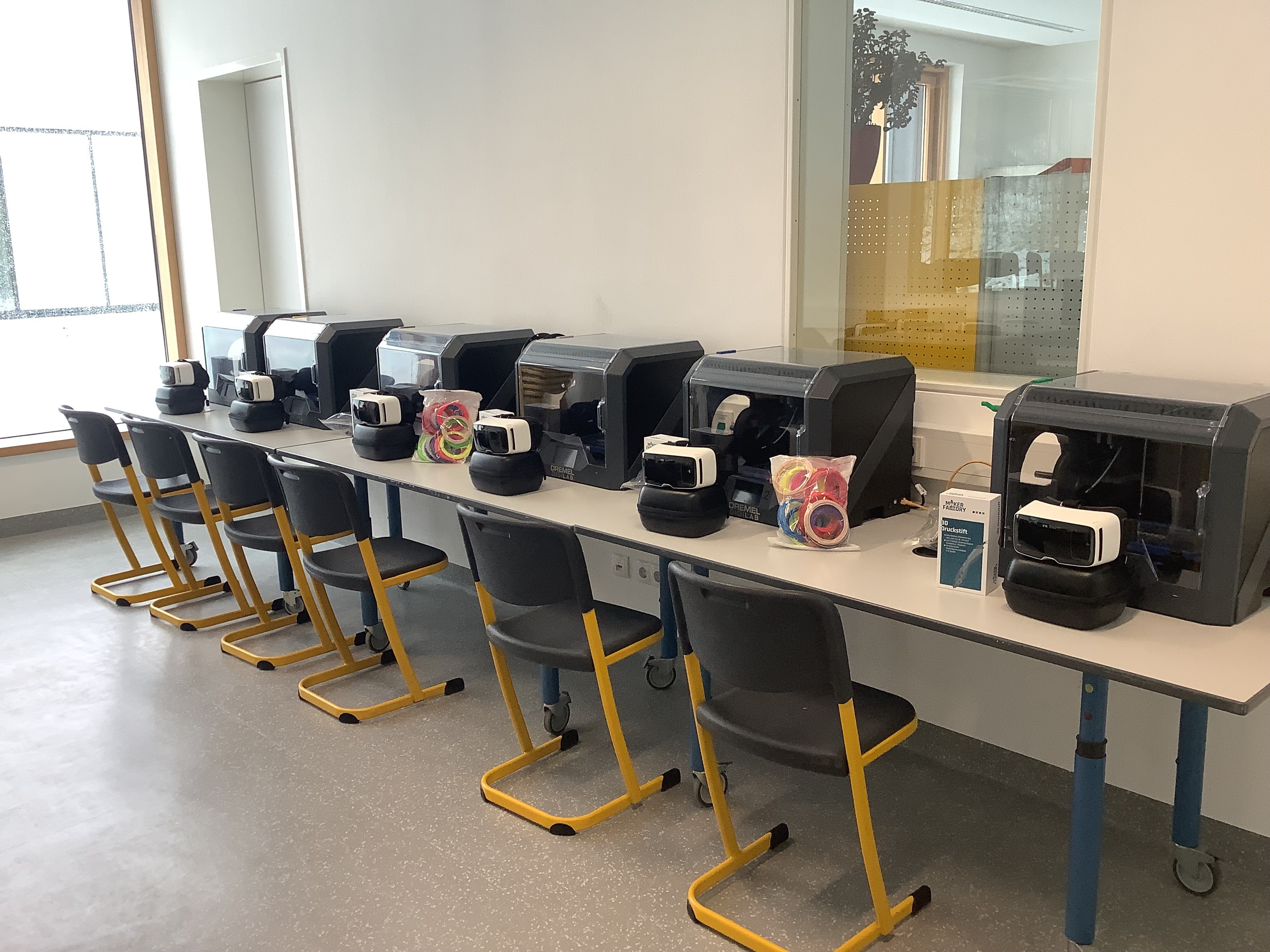 3D-Drucker und 3D-Brillen im Digitallabor der Sekundarschule Olpe. von privat