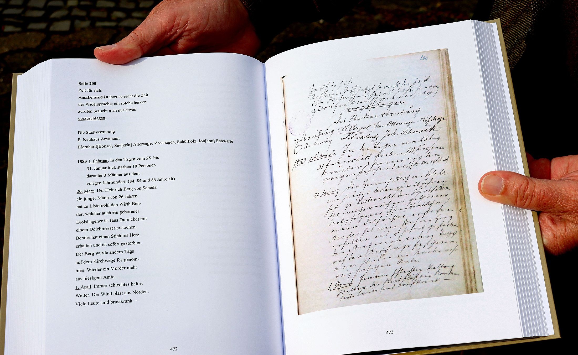 Alte Chroniken und ihre Transkription sind in dem Buch gegenübergestellt. von Rüdiger Kahlke