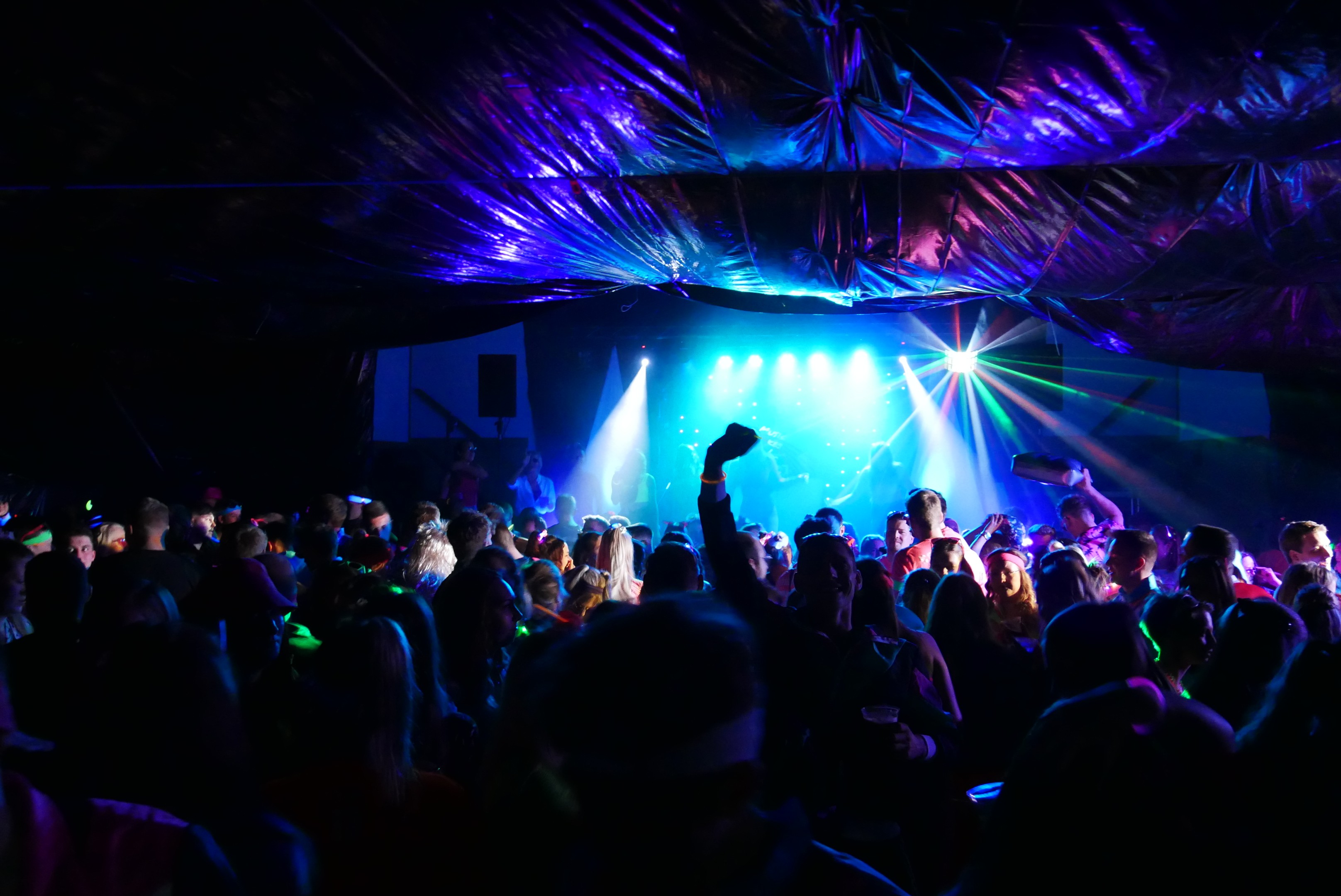 DJ Gonzo sorgt bei der Trash Pop Party für das passende 90er-Clubfeeling. von Celine Kebben