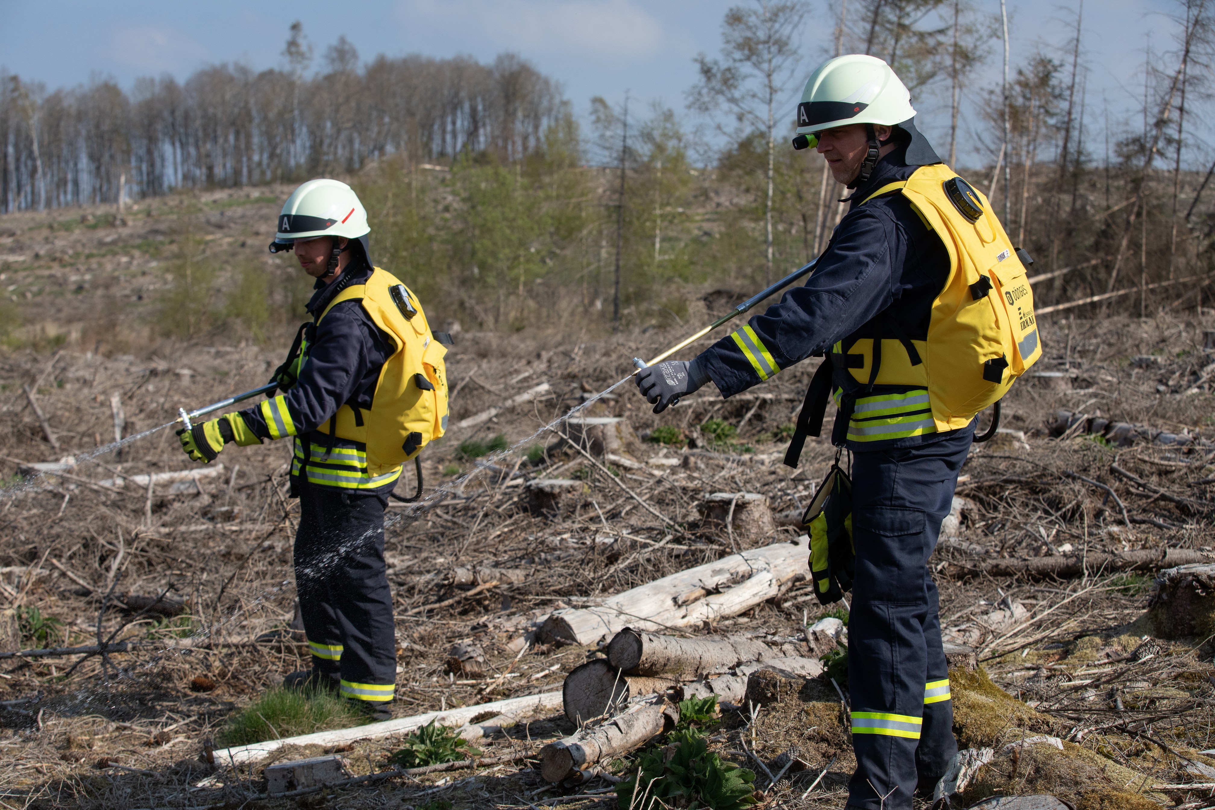 Feuerwehrleute bei der Großübung zur Waldbrandbekämpfung. von Kai Osthoff