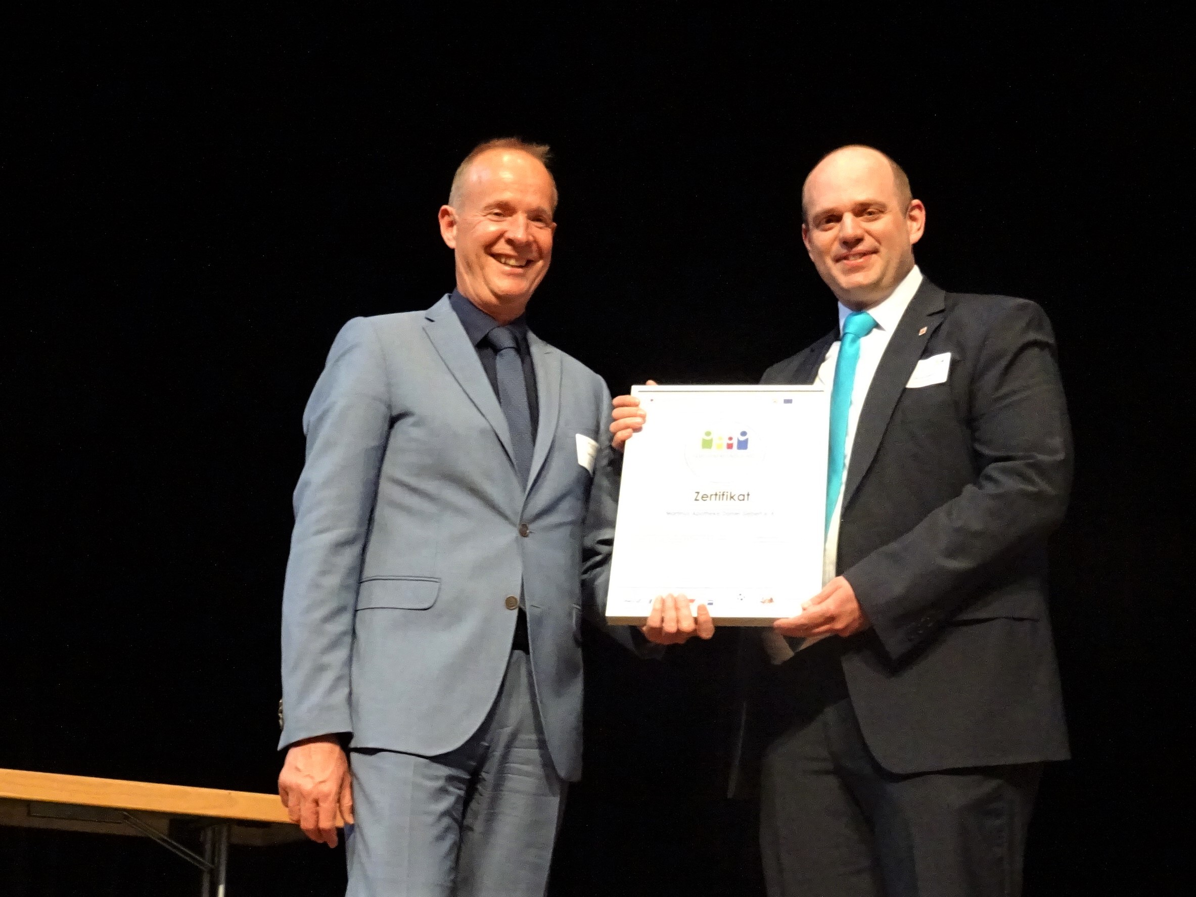 Daniel Siebert, Inhaber der Martinus-Apotheke, freut sich über die Auszeichnung von Sigrid Mynar