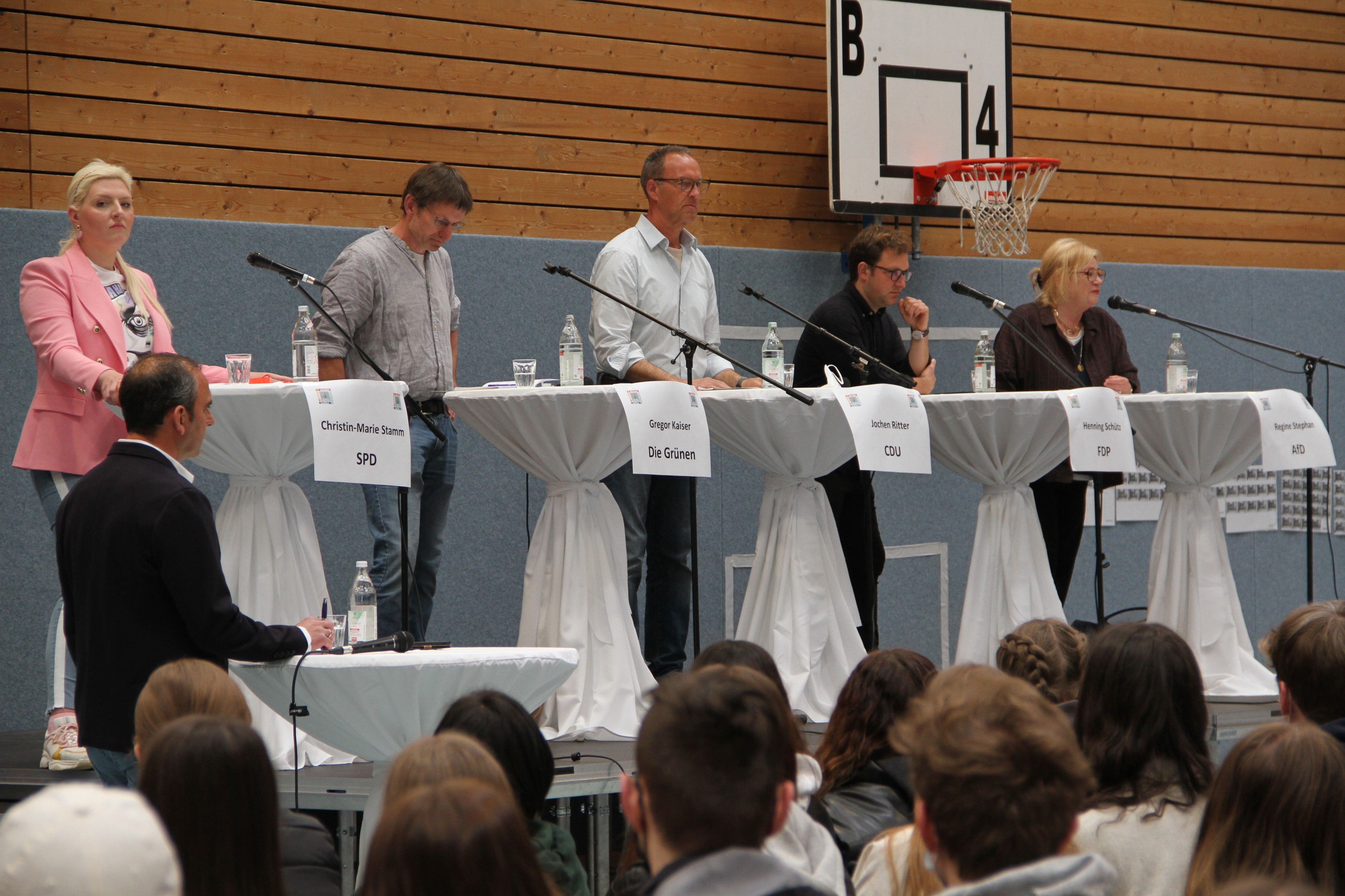 Stellten sich auf der Bühne den Fragen der Schüler: (v.l.) Christin-Marie Stamm (SPD), Dr. Gregor Kaiser (Grüne), Jochen Ritter (CDU), Henning Schütz (FDP) und Regine Stephan (AfD). von Kerstin Sauer