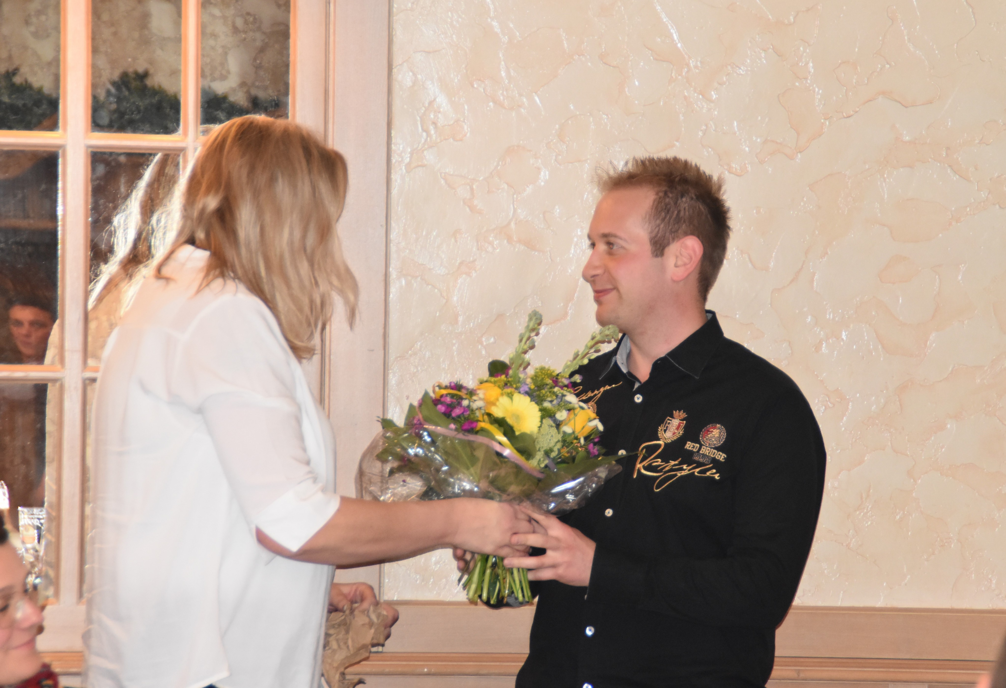 Geschäftsführerin Sandra Kraume bedankt sich mit einem Blumenstrauß bei Marcel Laukant. von Nicole Voss