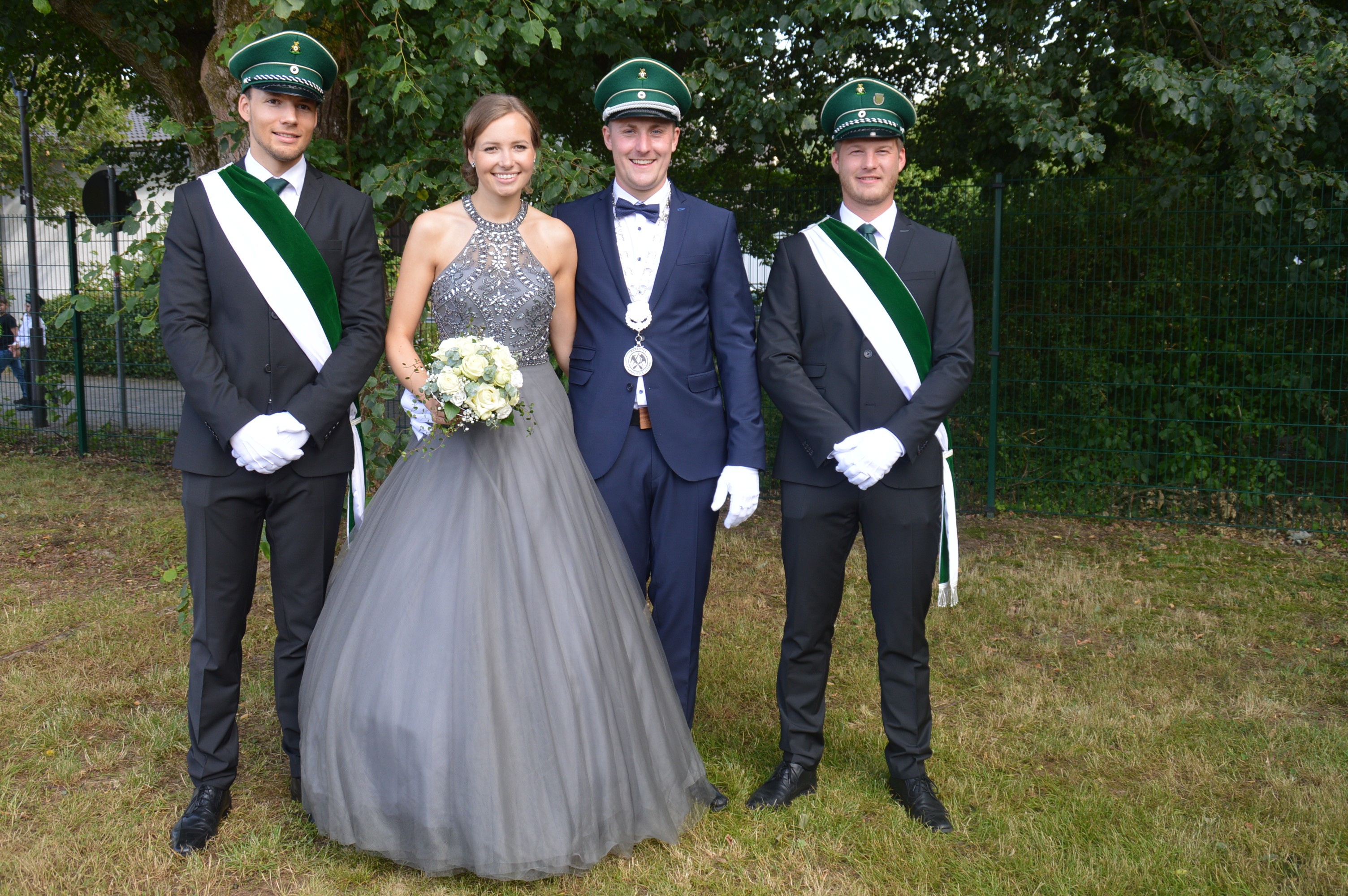 Das Königspaar Tim und Stefanie Häner mit seinen Offizieren. von Nicole Voss