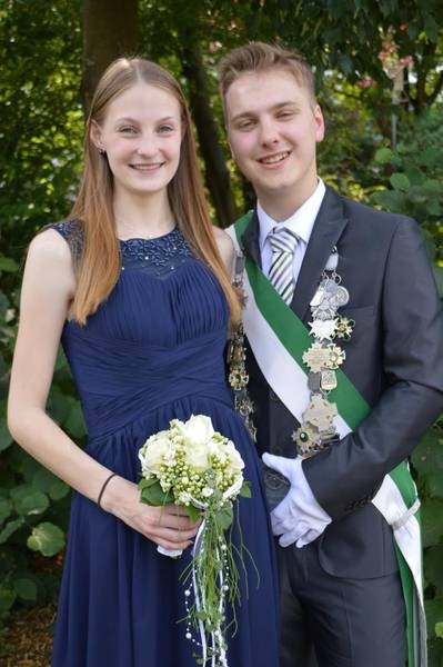 Die Regentschaft des Jungschützenkönigspaares Noah Koch und Jenny Toczkowski endet am ersten Festtag. von Schützenverein Ennest