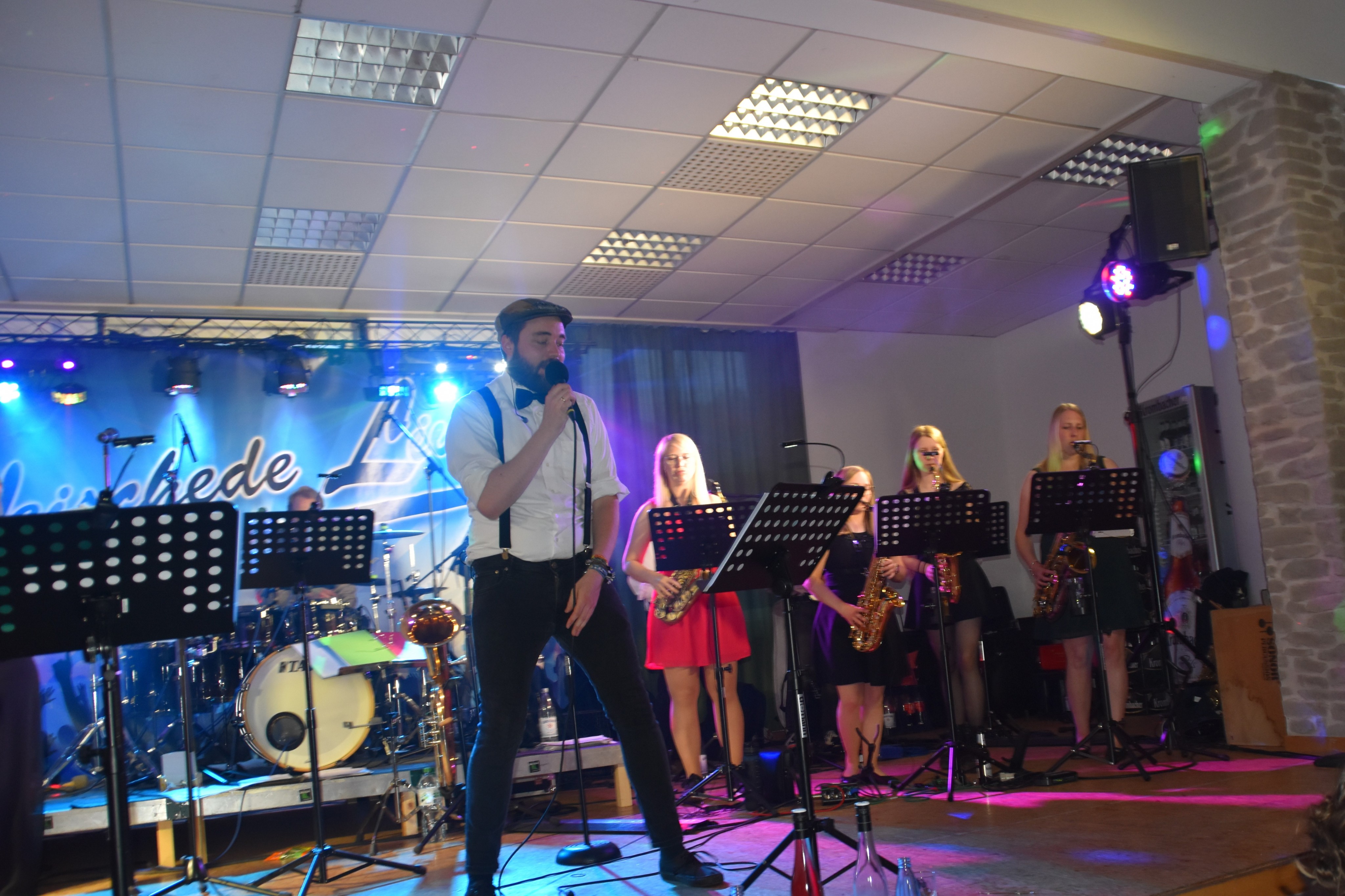 Simon Eickhoff, einer der Frontsänger der Tanzband „Veischede Live“ des Musikvereins Bilstein. von Nicole Voss