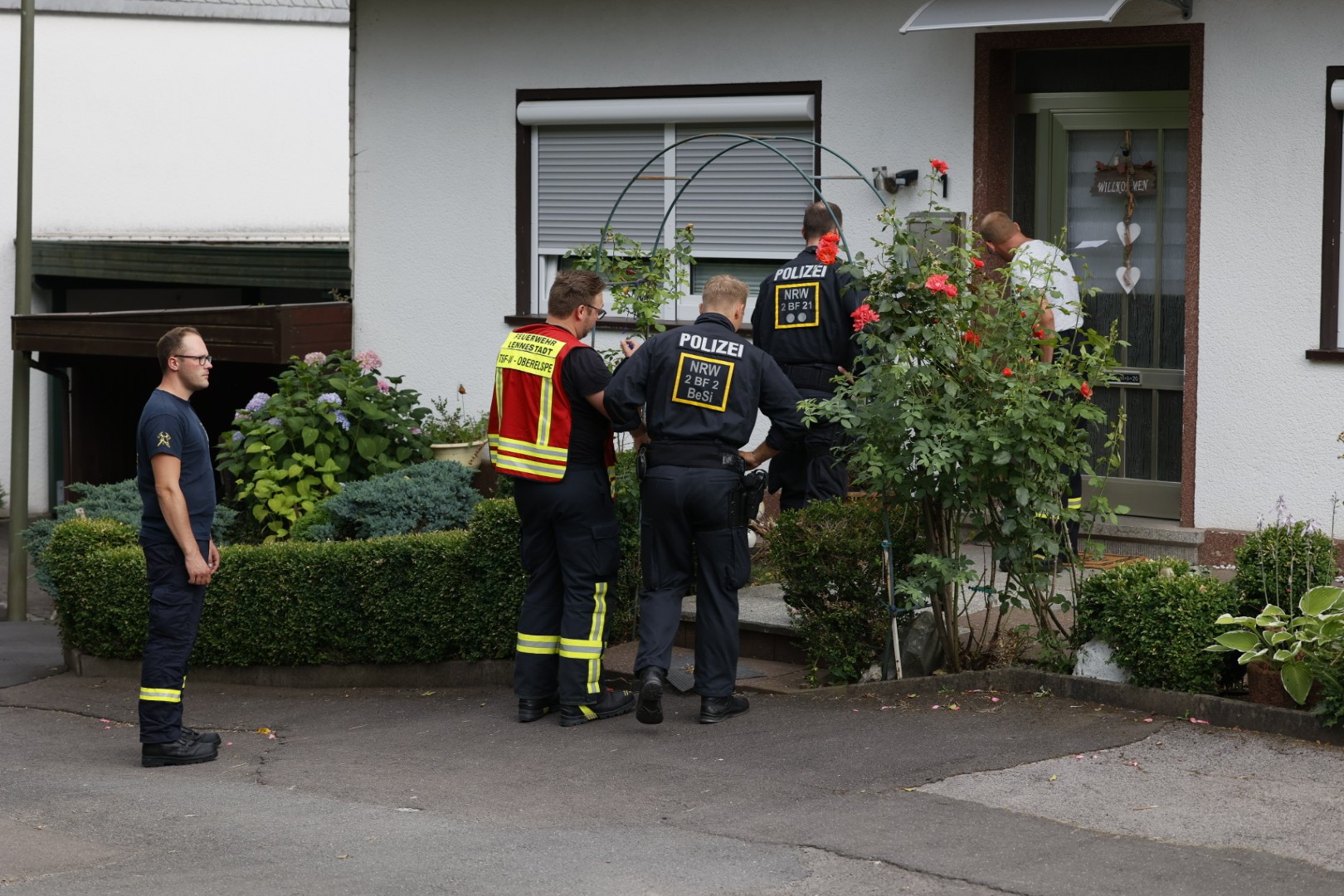 Trupps von Polizisten und Feuerwehrleuten gingen von Haus zu Haus und forderten die Bewohner zur Evakuierung auf. von Kai Osthoff