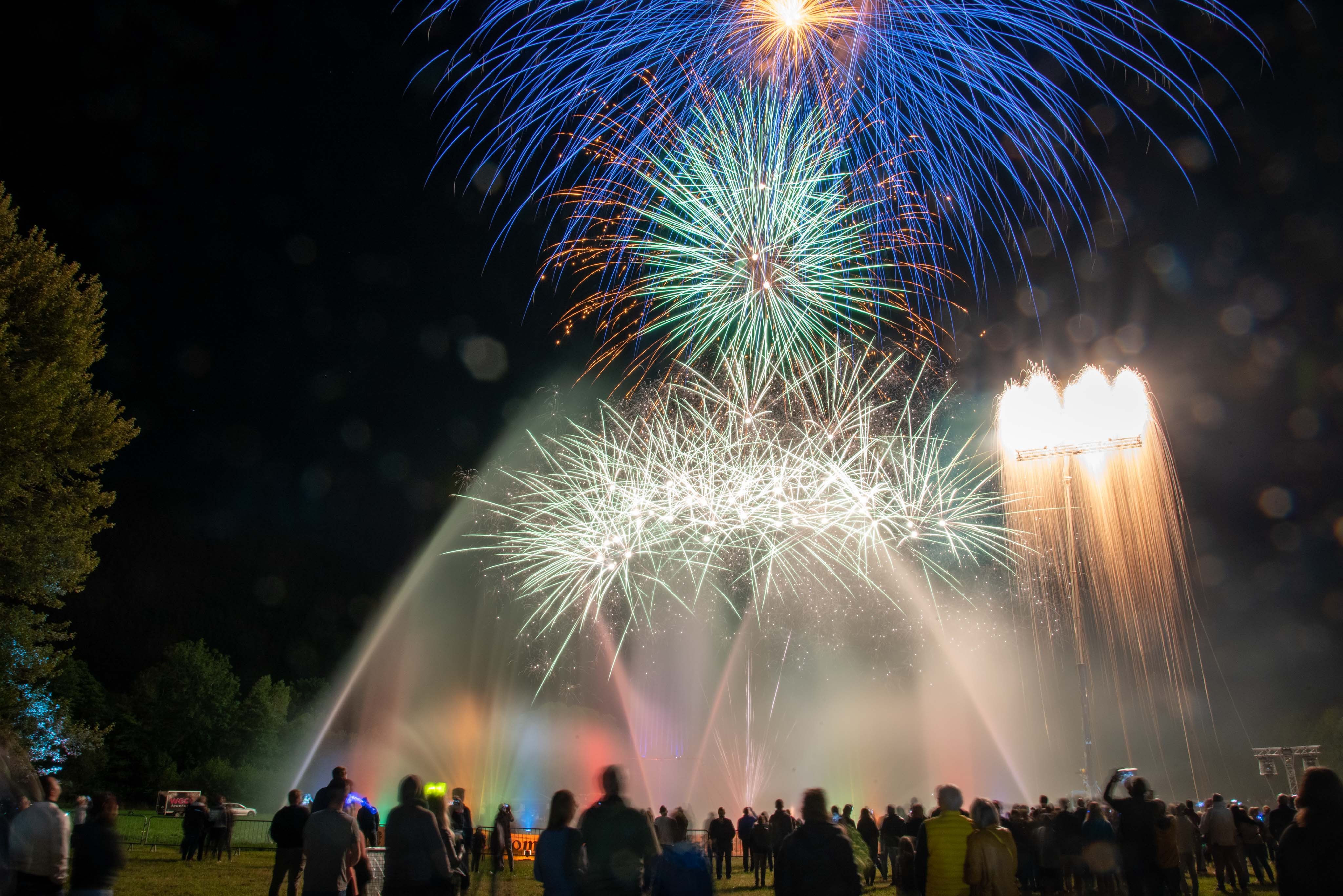Die Wasserspiele werden von Licht, Musik und Feuerwerk begleitet. von Nils Dinkel