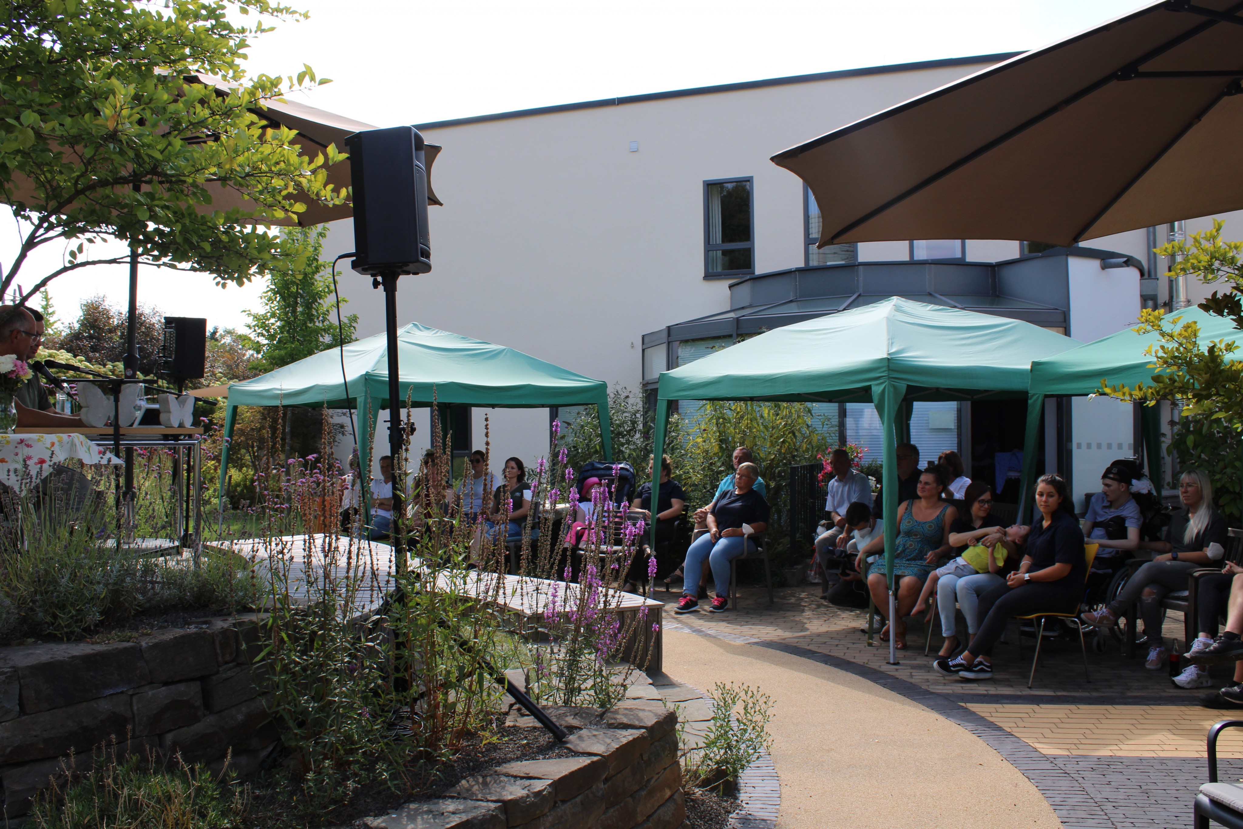 Christoph Maria Herbst und Moritz Netenjakob amüsierten mit Ausschnitten ihrer gemeinsamen Show das Publikum im Kinder- und Jugendhospiz. von Lorena Klein