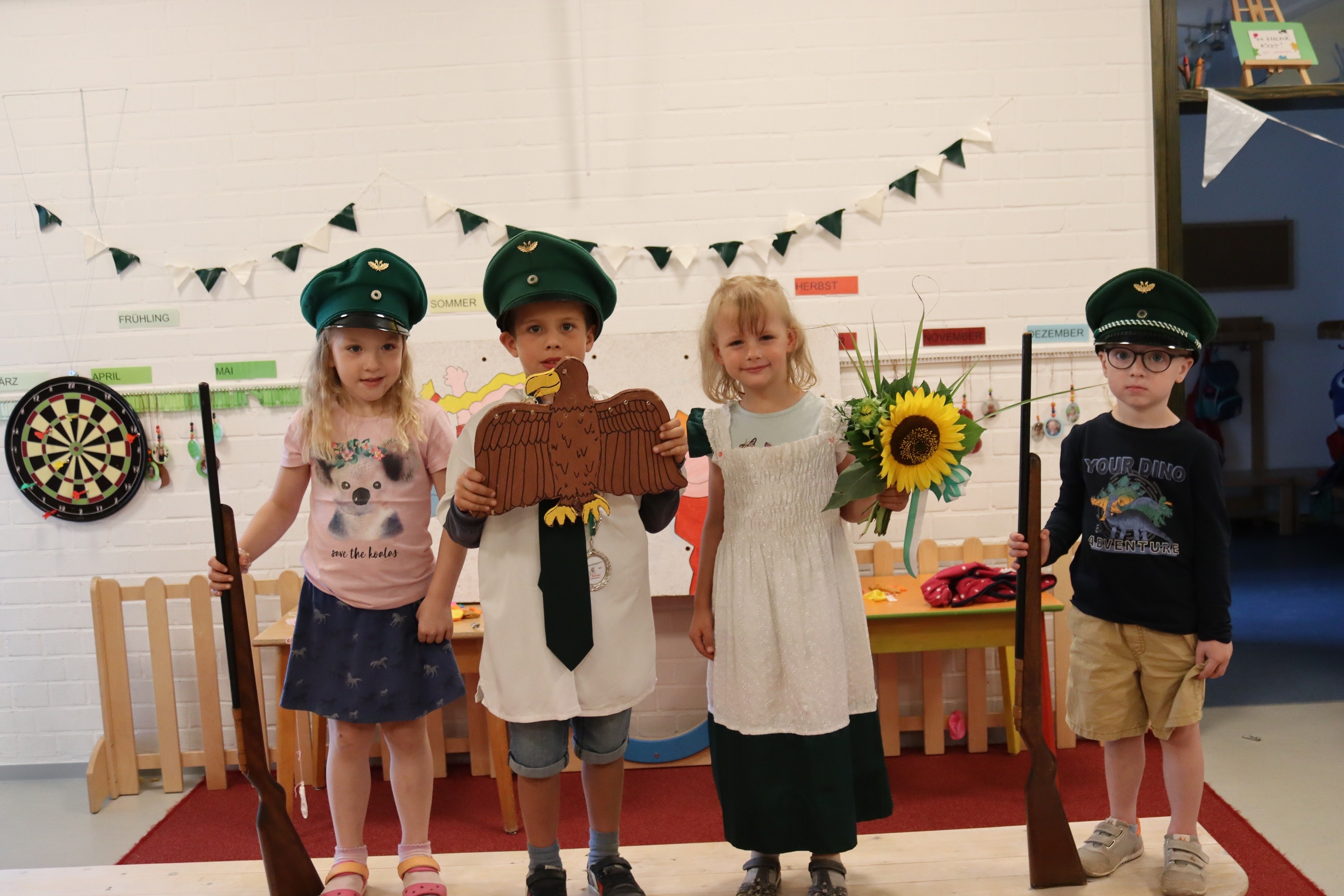 Kindergartenkönigspaar Jona und Hermine mit ihren Offizieren. von privat