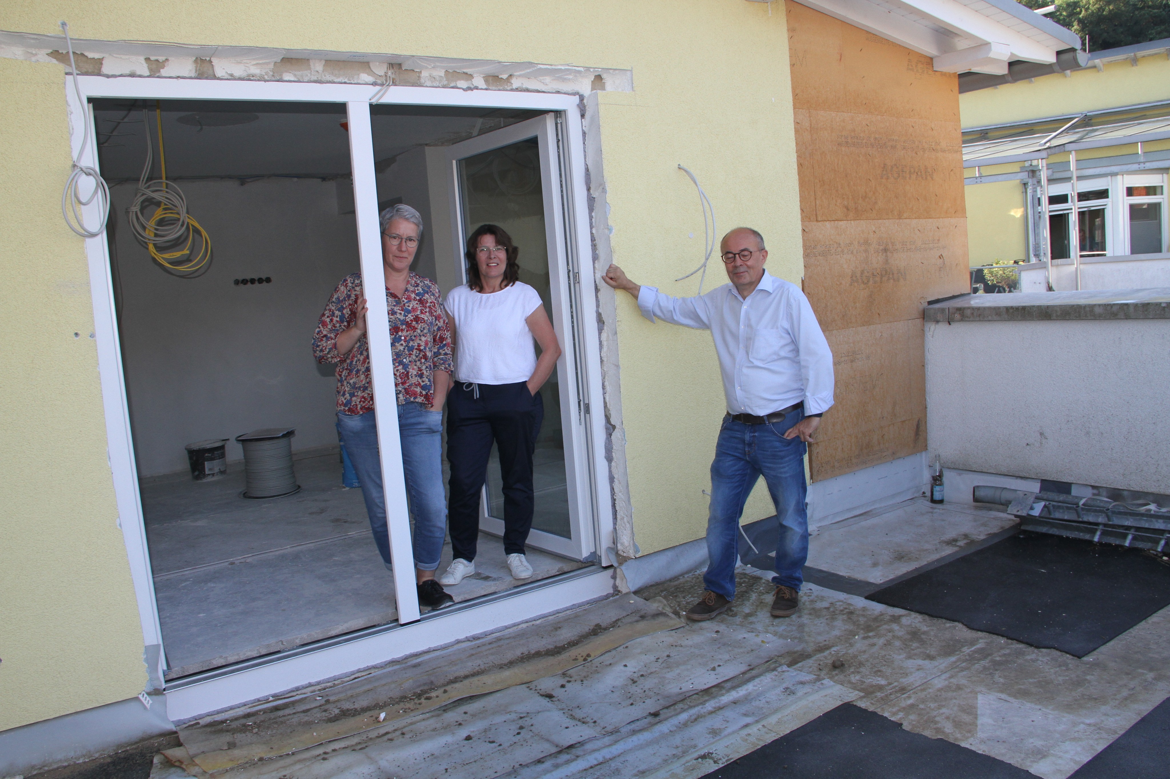 Gabi Hohmann (links), Dorothee Loos und Martin Schäfer zeigen bei dem Rundgang mit LokalPlus, wo das Wohnzimmer mit angrenzendem Wintergarten Platz finden wird. von Kerstin Sauer