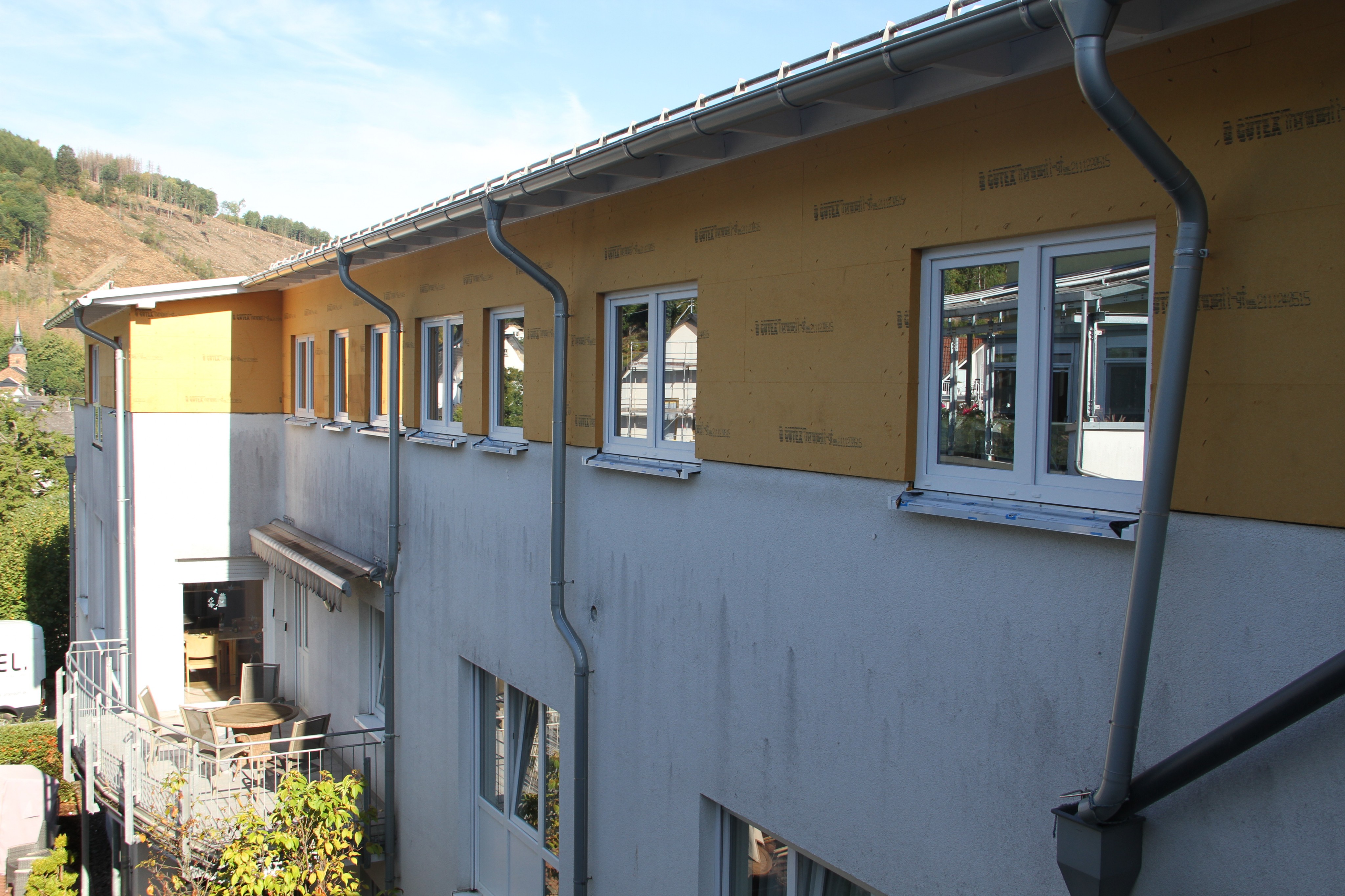 Blick aus dem Empfangsbereich auf den neuen Hospiz-Flügel: Durch den Rückbau wurde viel Platz gewonnen. von Kerstin Sauer