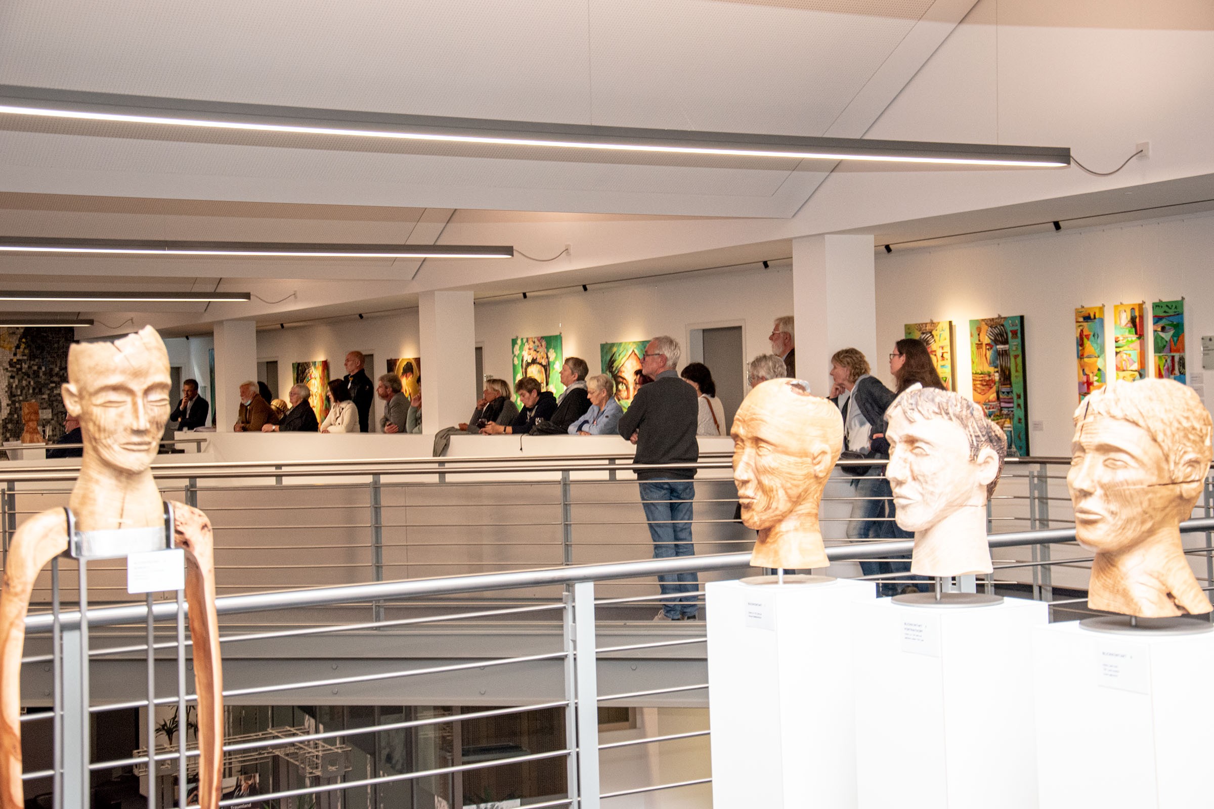Die neue Kunstausstellung „BLICKKONTAKT“ ist aktuell in der Sparkassen-Galerie der Hauptstelle Olpe während der Geschäftsöffnungszeiten noch bis zum 7. Oktober zu sehen. von Sparkasse ODW