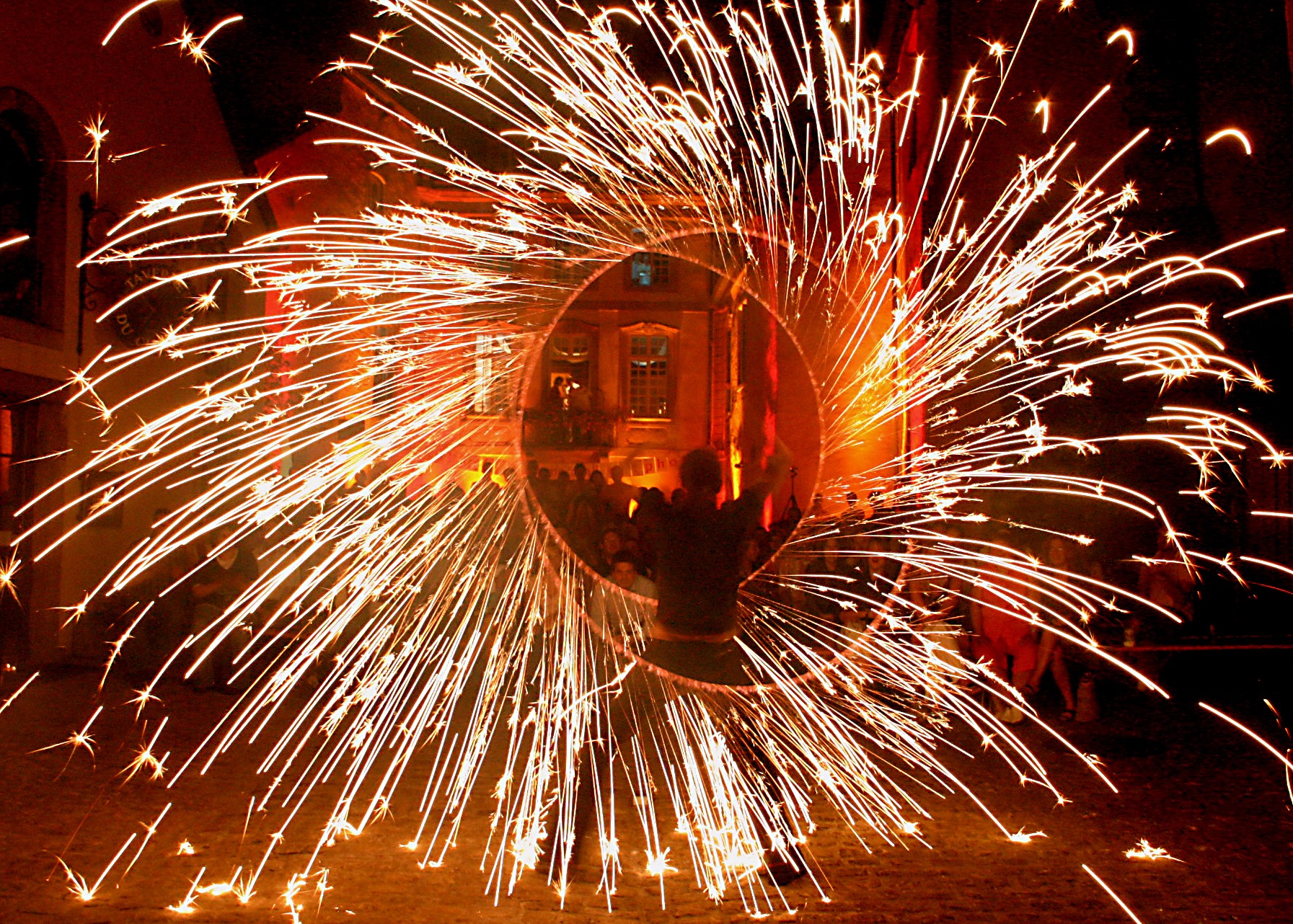 Lemmis Licht- und Feuershow findet sowohl am Siciliaschacht in Meggen als auch im TalVital Saalhausen statt. von privat