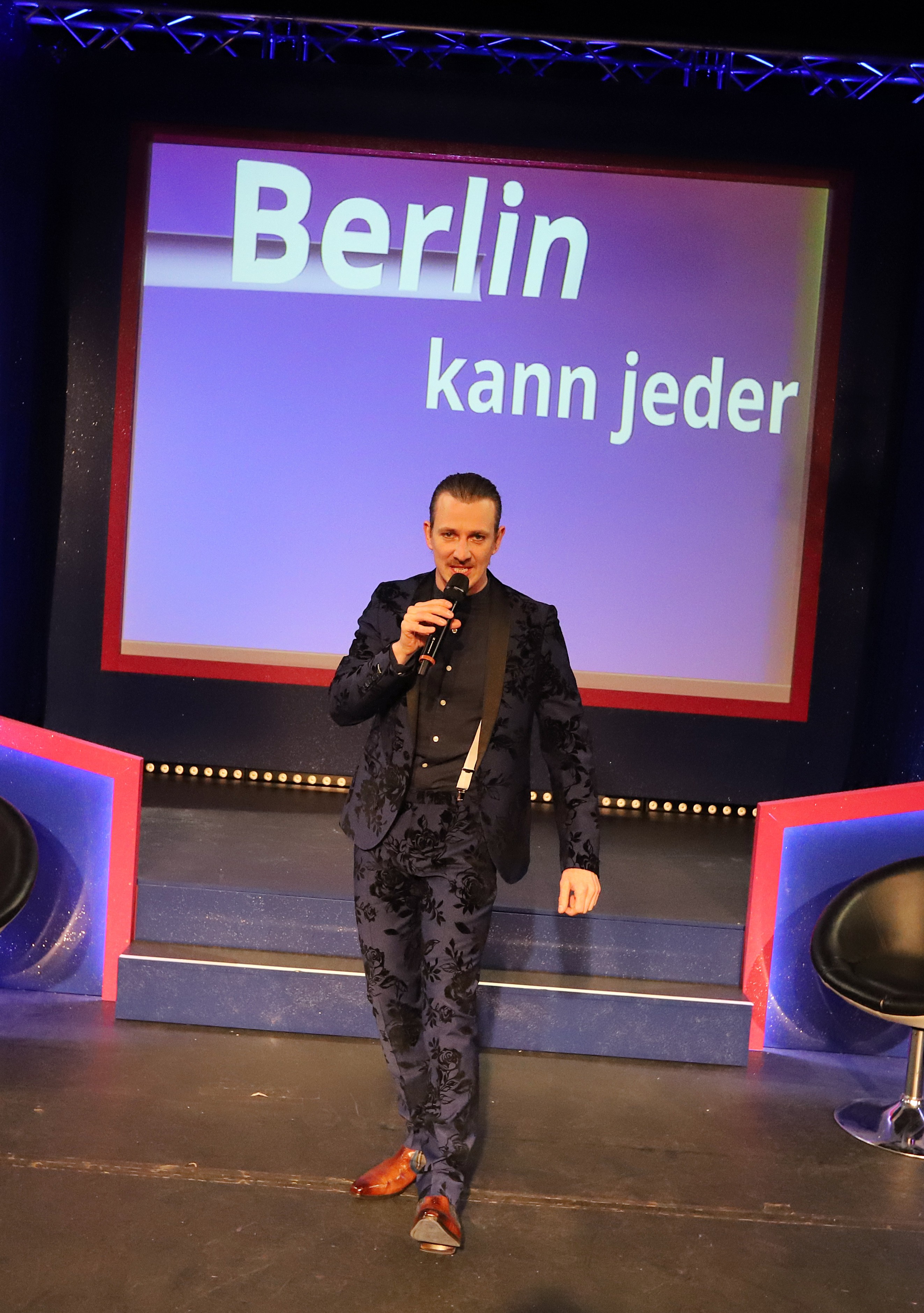 Den Auftakt zur Theaterspielzeit 2022/2023 bildet die interaktive Show „Berlin kann jeder, Olpe muss man wollen“. von Burghofbühne Dinslaken