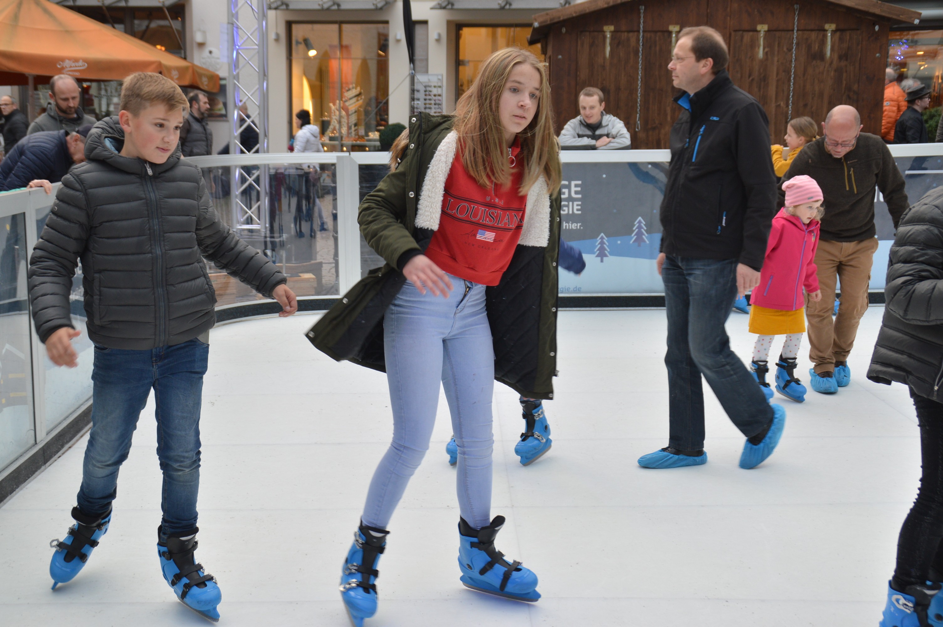 Beliebt bei Kindern und Erwachsenen:  die Eisbahn auf dem Alter Markt. von Nicole Voss