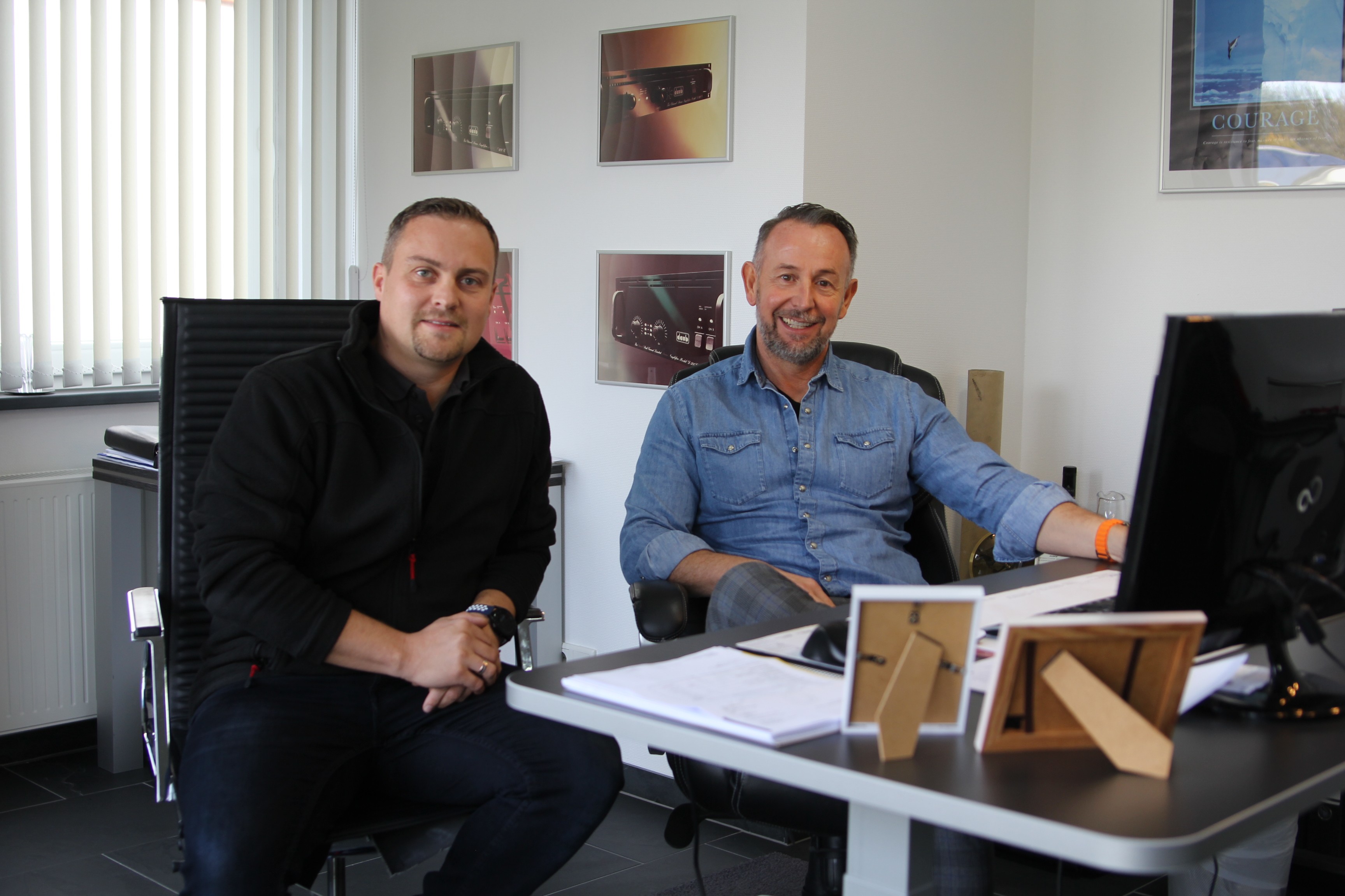 Betriebsleiter Artur Hildebrandt und Geschäftsführer Volker Kaluza (von links) sind optimistisch, dass sich die Vier-Tage-Woche in der Firma Daub CNC Technik langfristig durchsetzt. von Lorena Klein