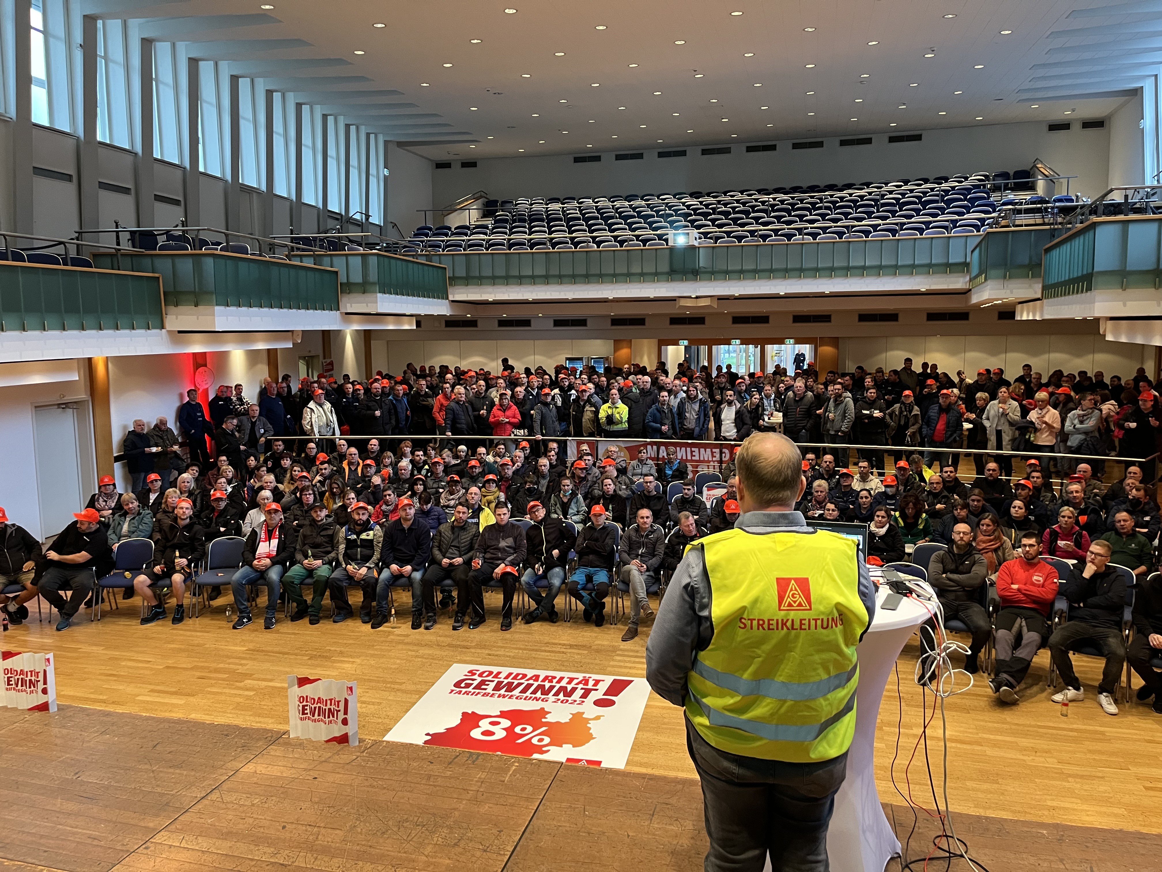 IGM-Bevollmächtigter André Arenz spricht vor den Arbeitnehmern in der Olper Stadthalle. von Klaudia Tichy