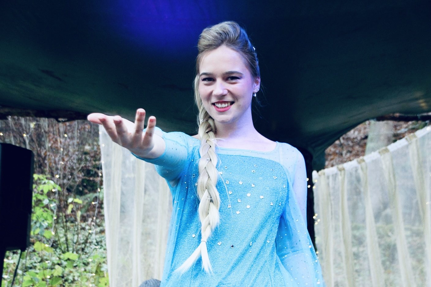 Elsa aus „Die Eiskönigin“ steht für Fotos bereit. von Viviane Heyn